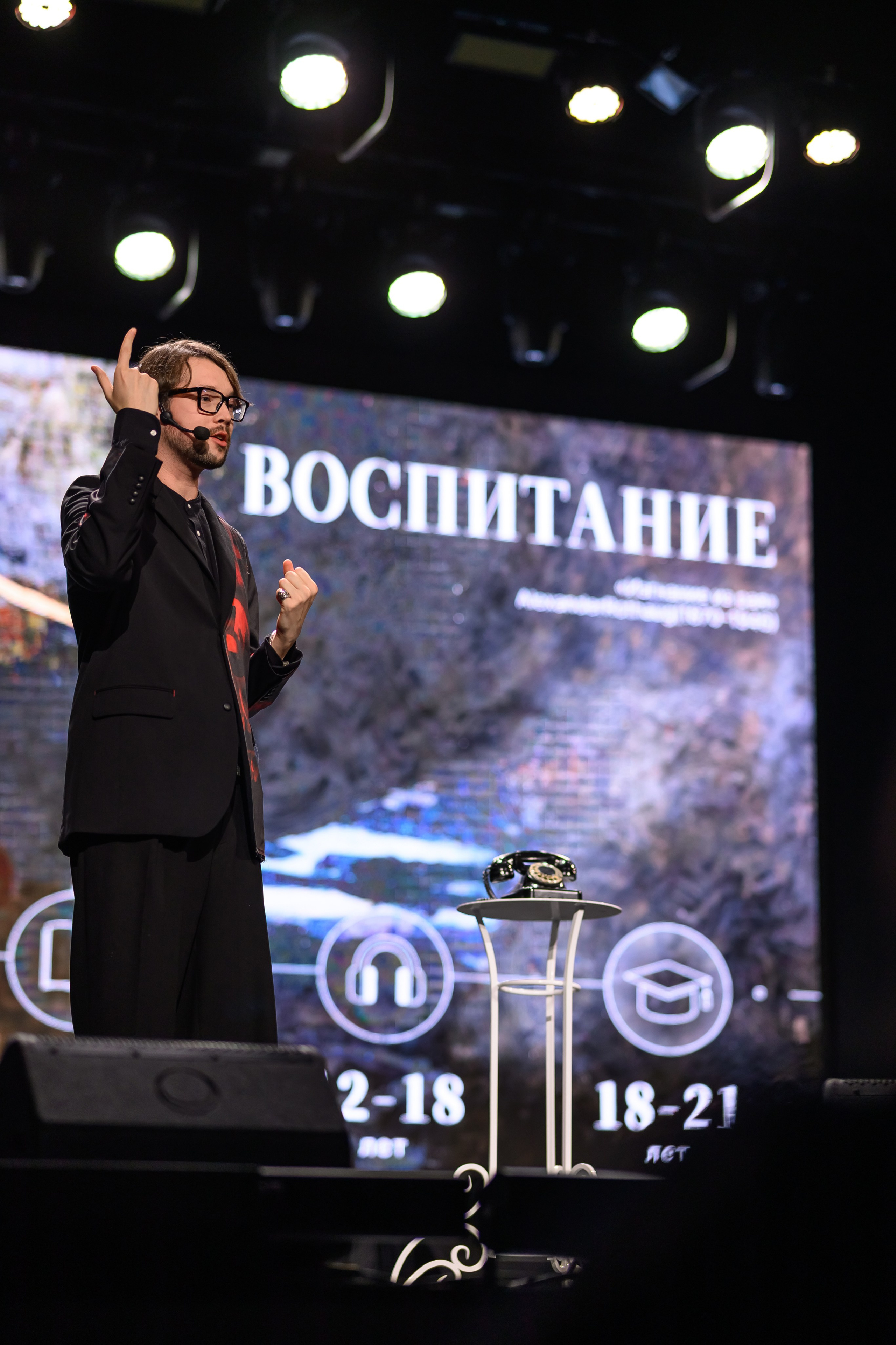 Репортажный фотограф Алексей Клейменов снимает лекцию «Как не воспитать серийного убийцу» в Казани