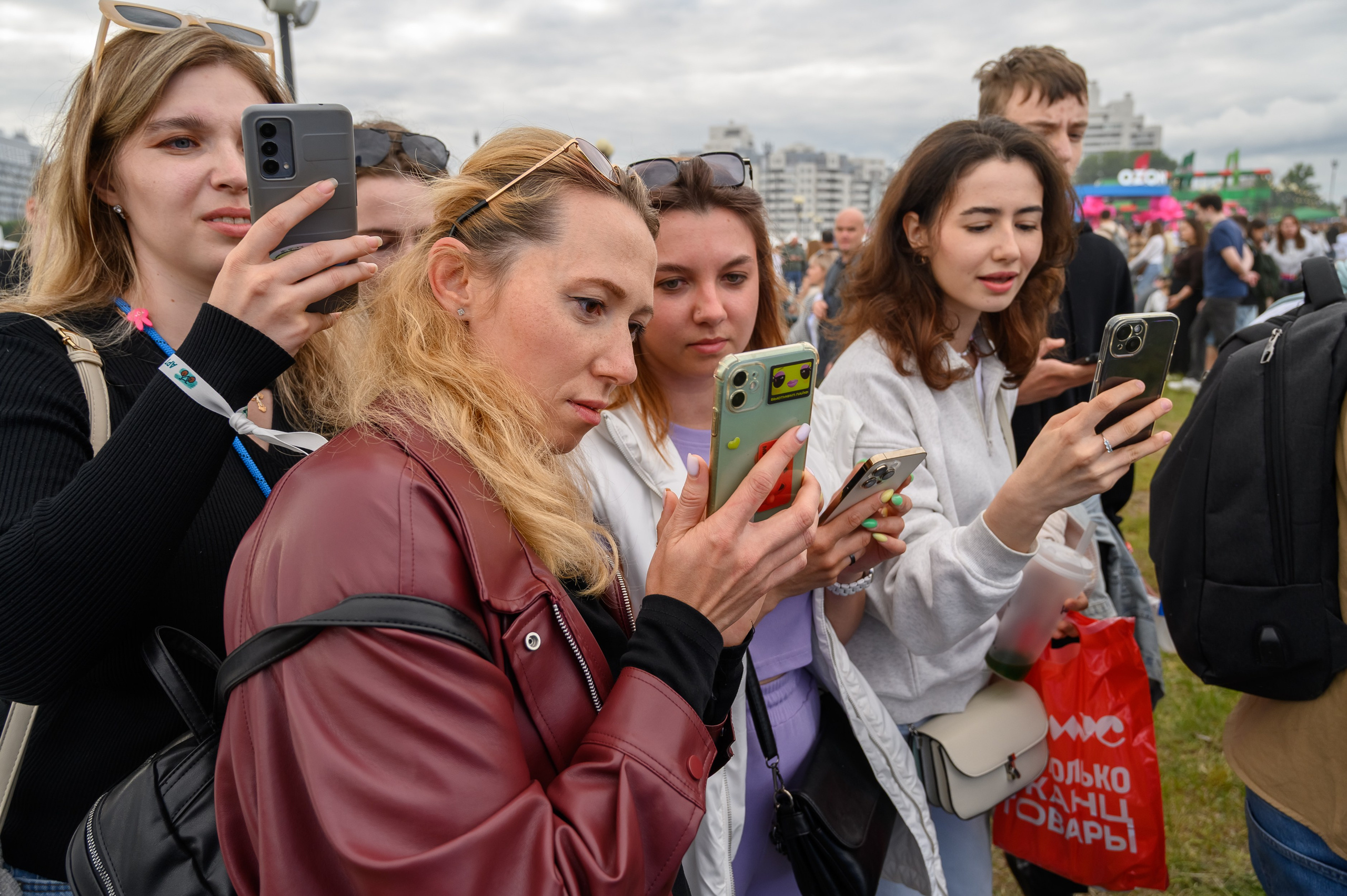 Молодежь участвует в активности VK сообщества — кадр с репортажной съемки от Алексея Клейменова
