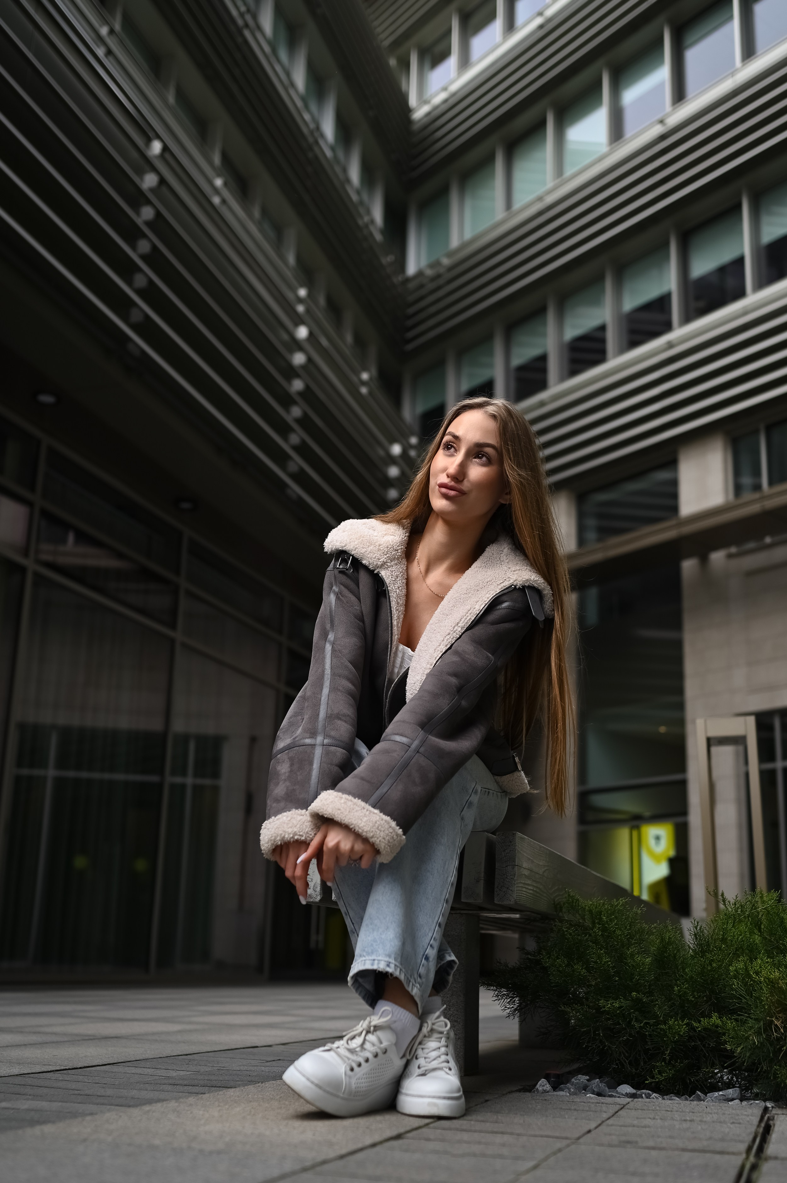 Стильная съёмка у входа в бизнес-центр от Алексея Клейменова