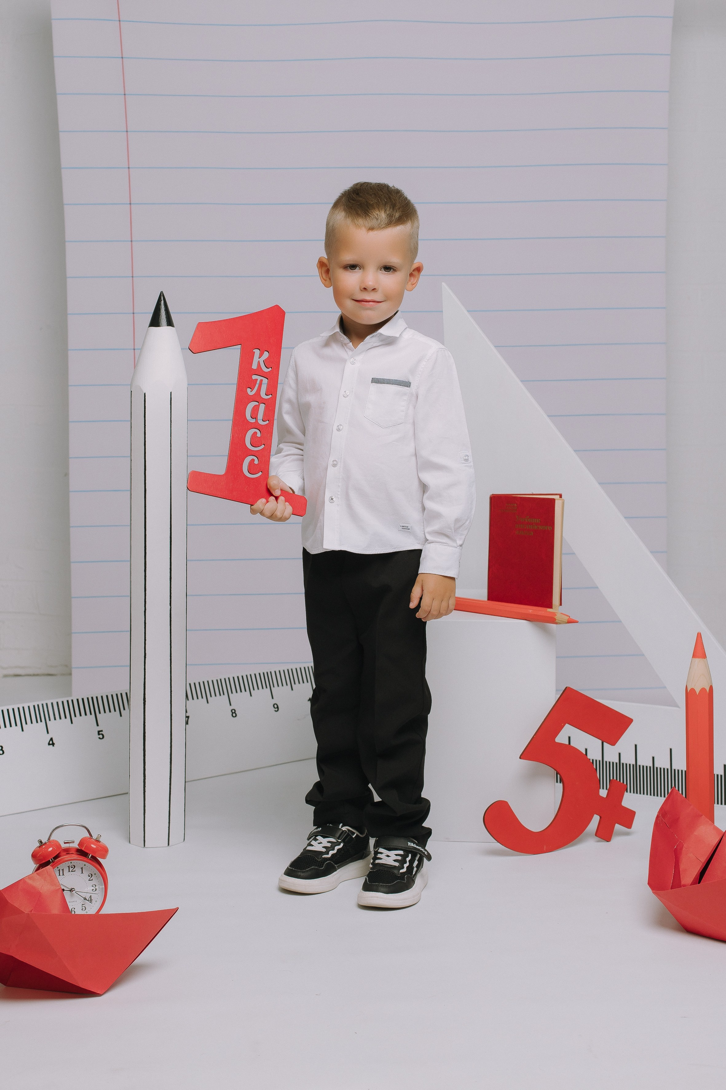 Студия- Портреты начальная школа (С реквизитом). Выпускные альбомы Натальи Бутко: Новороссийск, Анапа, Геленджик