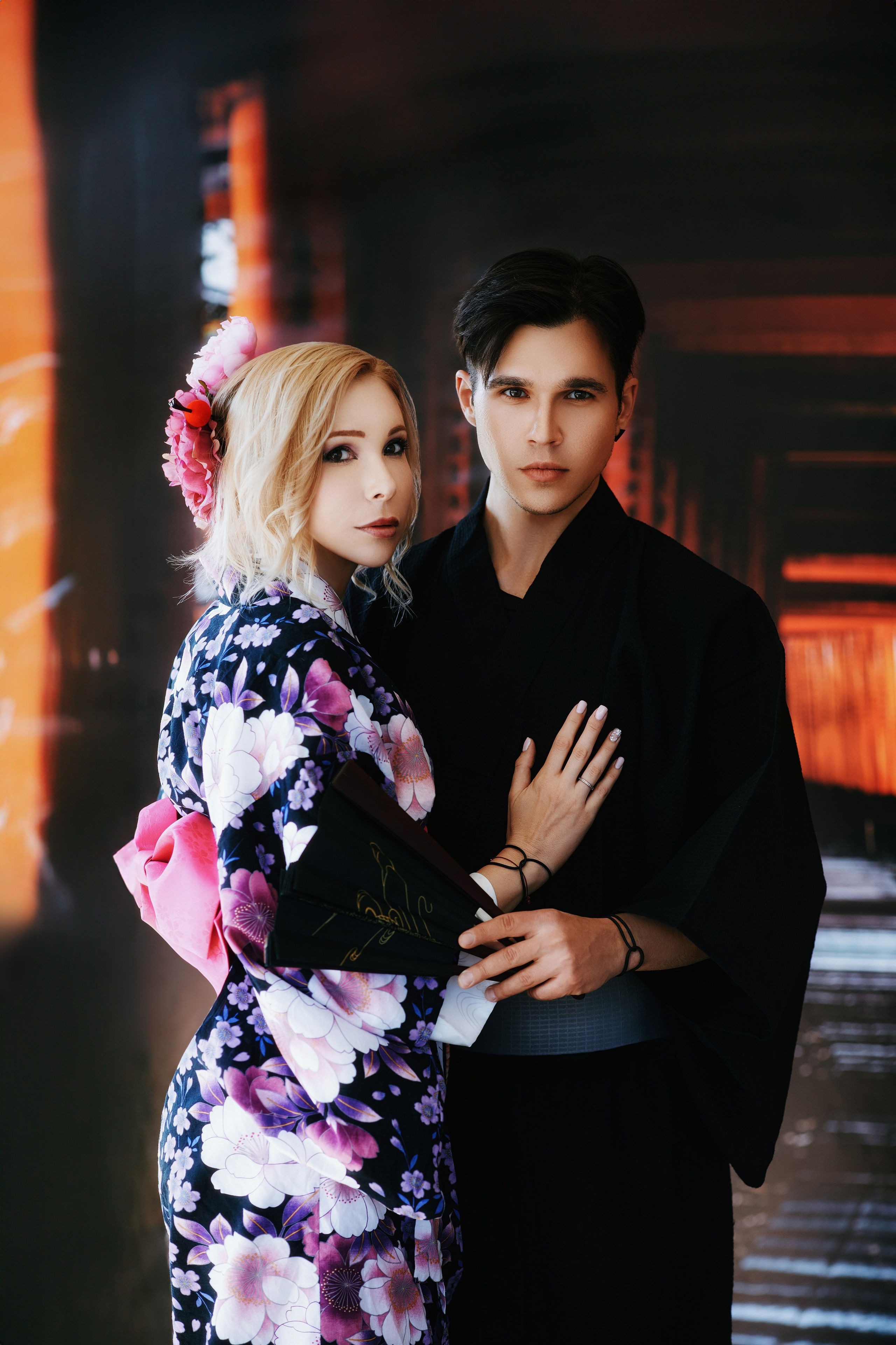 Парное фото в кимоно в Находке. Локация - японский сад Эниси. Пример съёмки на фотозоне в домике для чайной церемонии