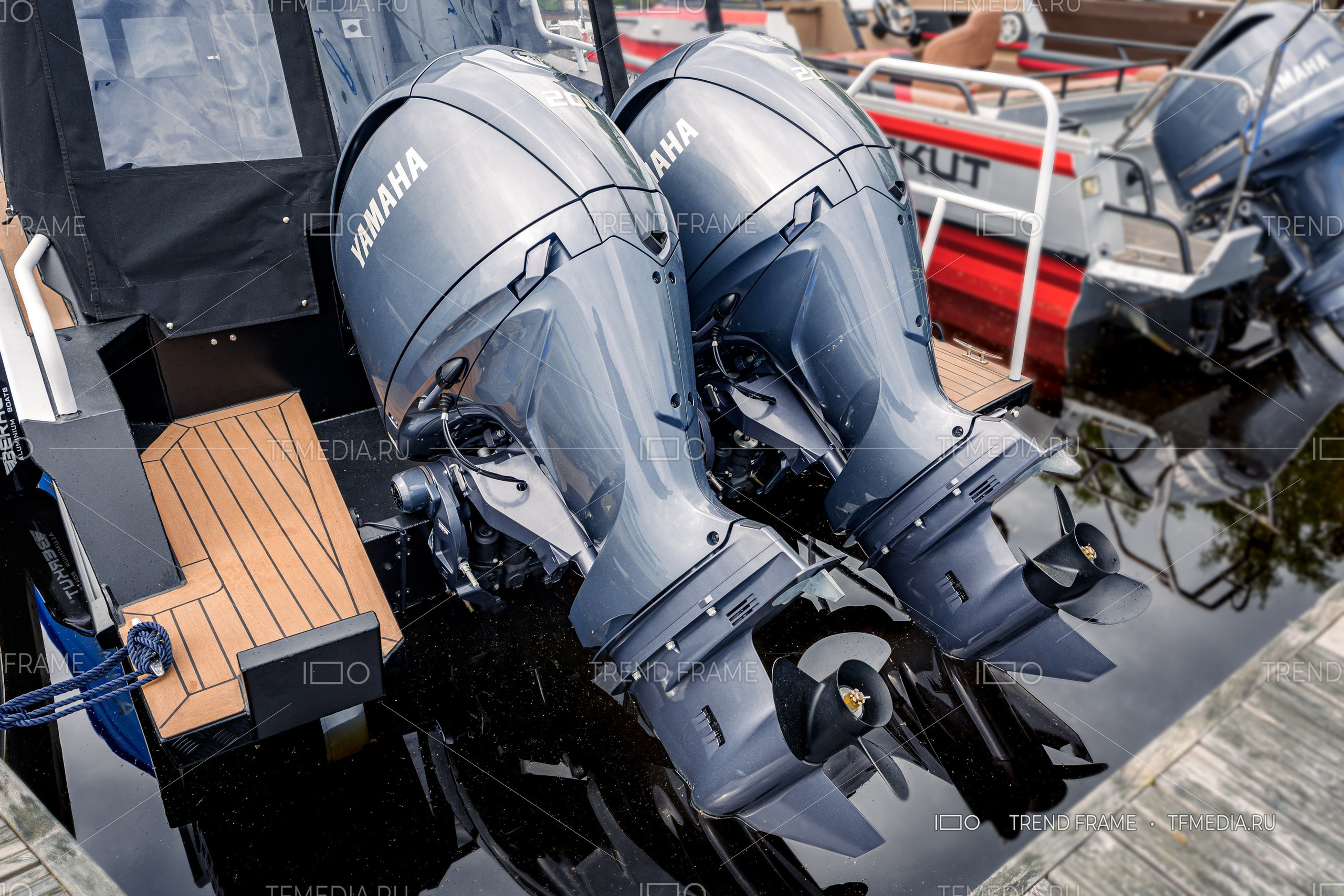 Спарка лодочных моторов Yamaha 200 на выставке в Санкт-Петербурге 2025 (TrendFrame, tfmedia.ru)