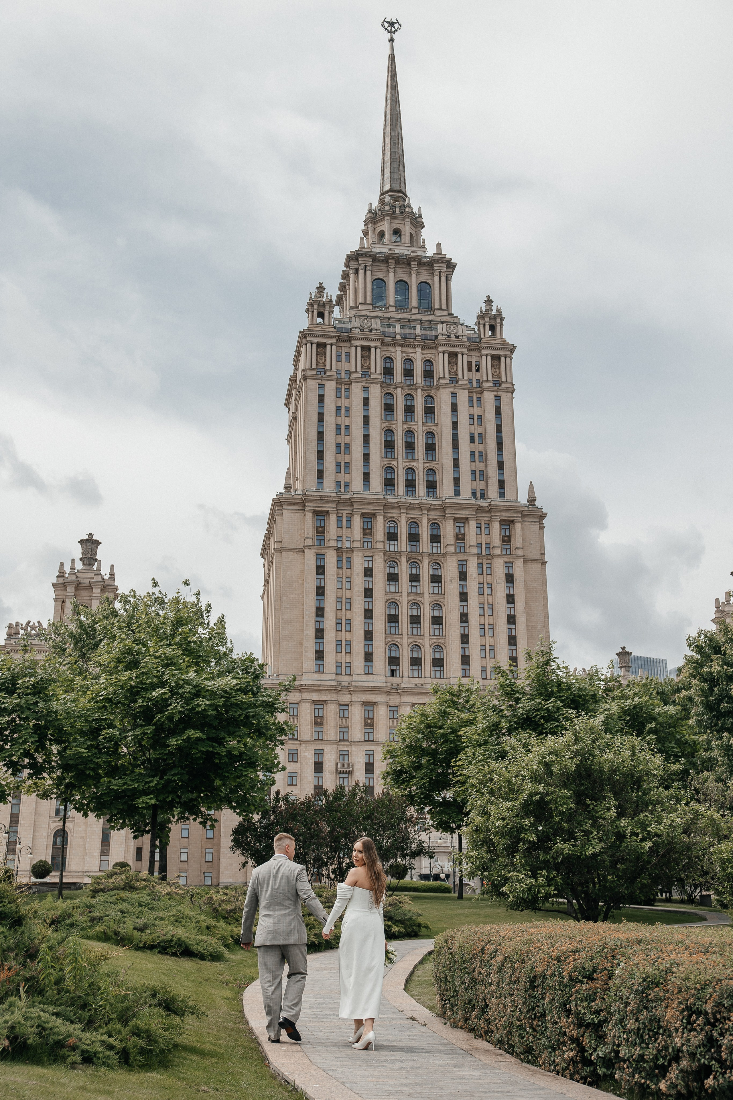 Свадебная прогулка в Москве. Свадебный фотограф в Москве Дарья Олендарёва