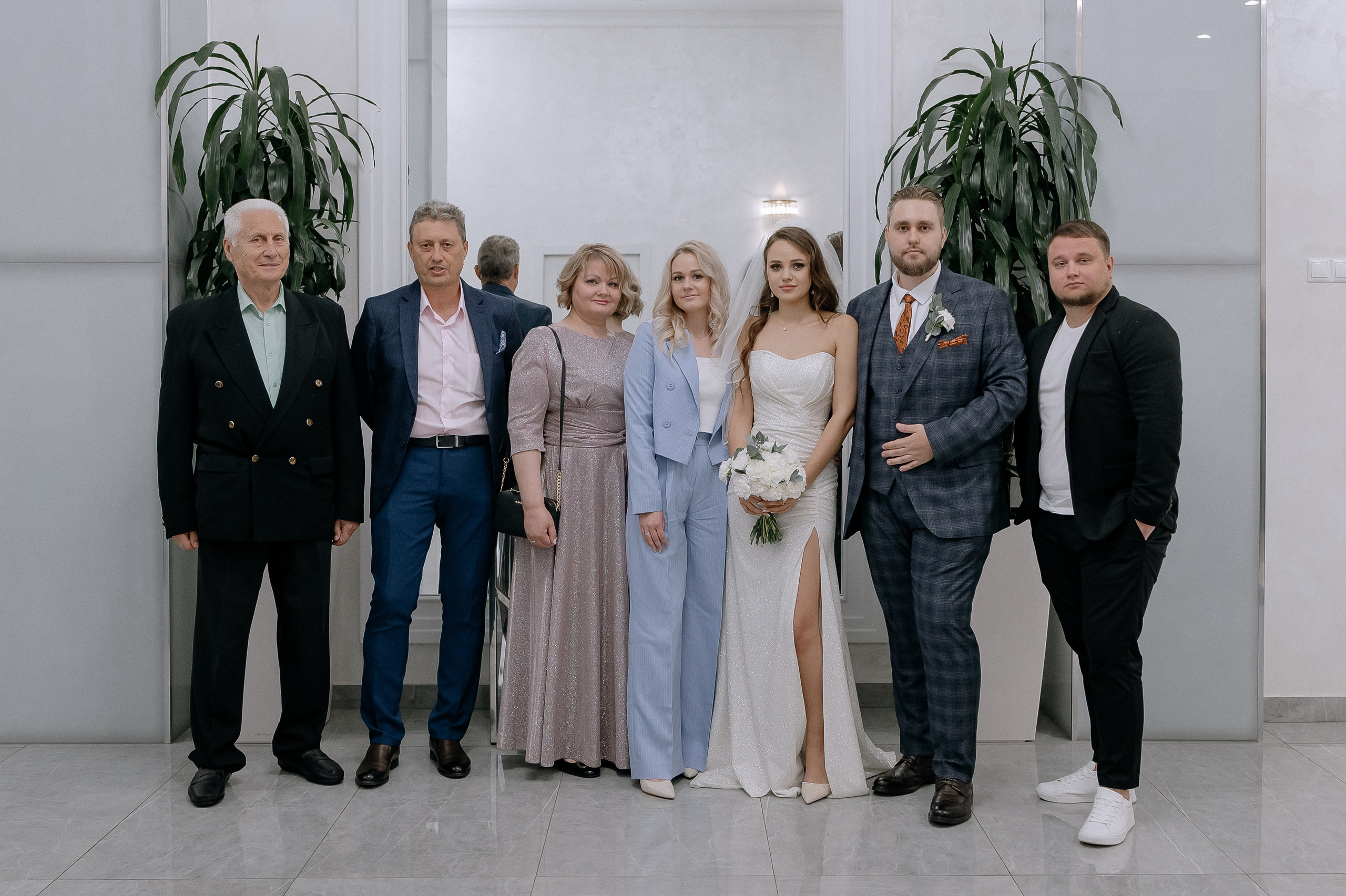 Фотография с гостями в Кутузовском загсе