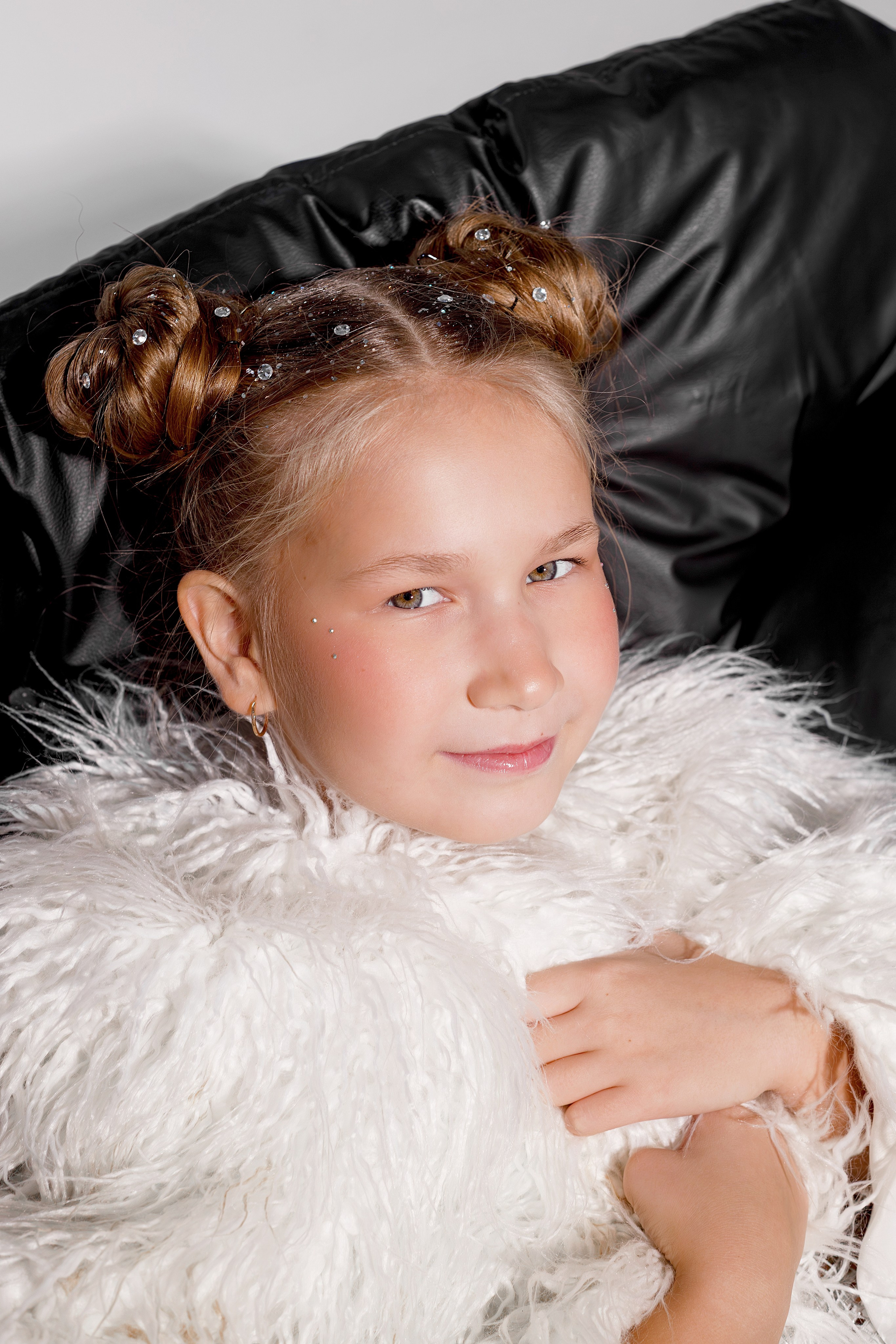 Креативная детская фотосессия на 9 лет в студии Сочи. Детский студийный фотограф Сочи