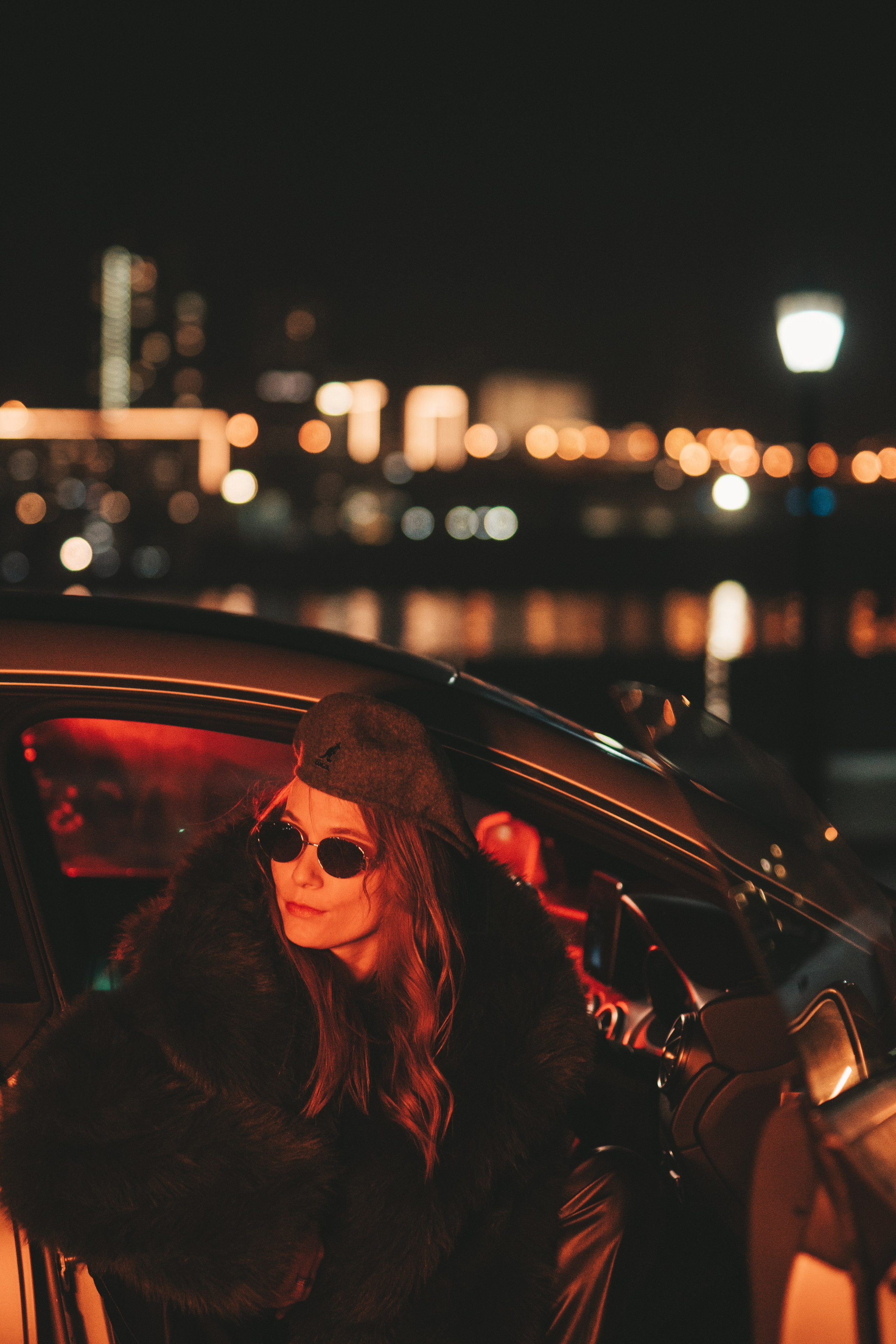 фото девушки в машине на фоне вечернего города