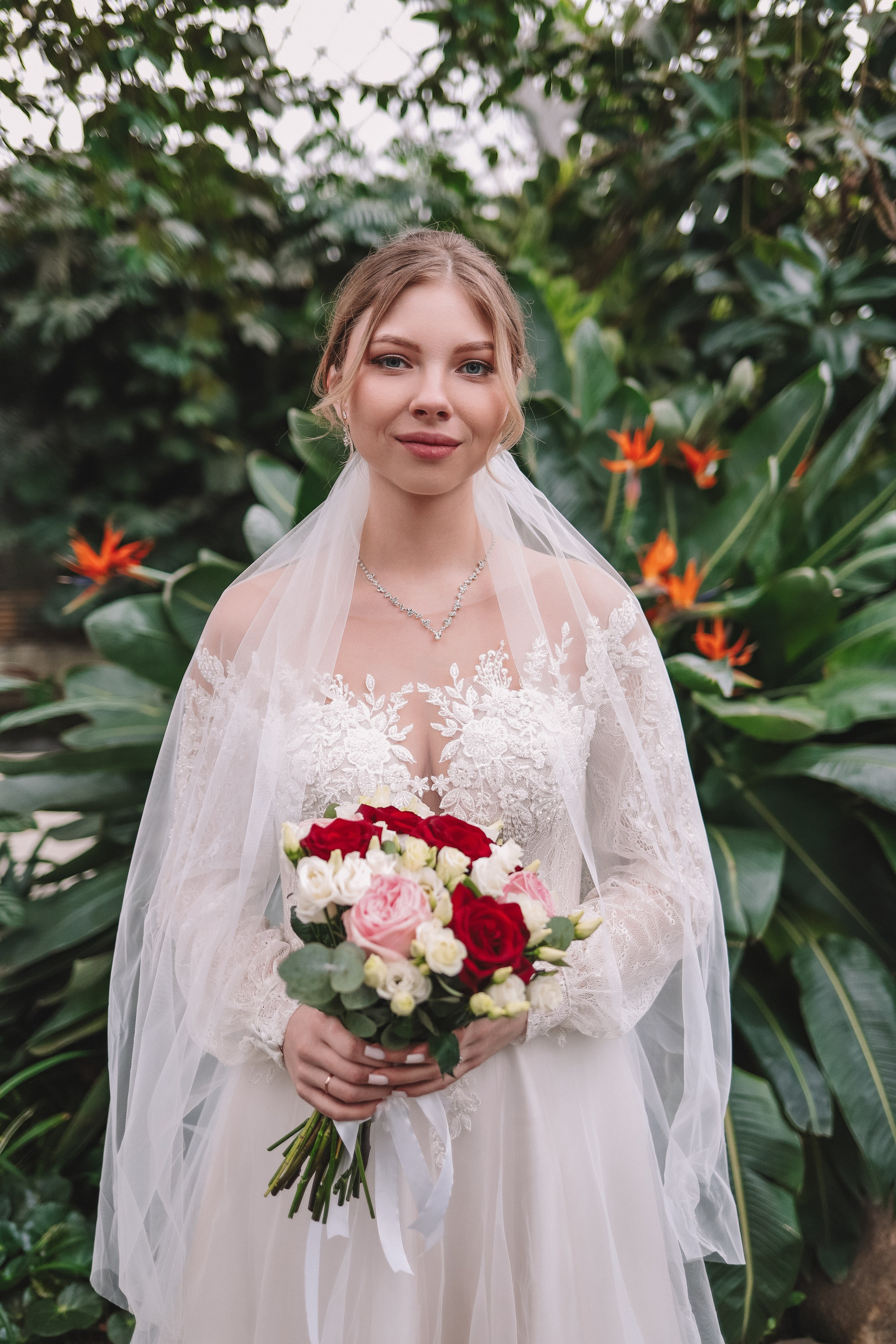 Портрет невесты с букетом, свадебная фотосессия
