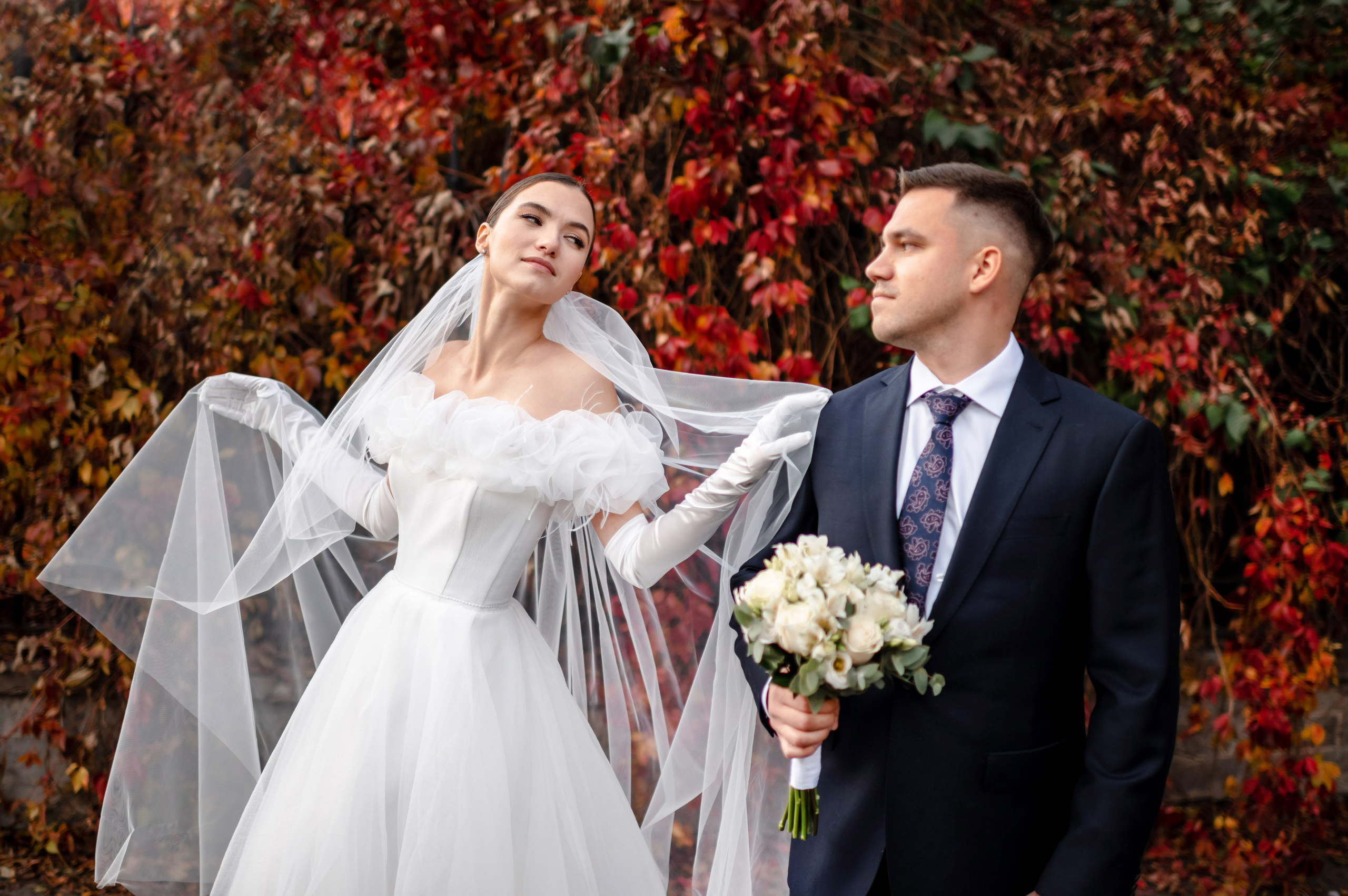 Осенняя великолепная свадебная прогулка жениха и невесты в октябре в Санкт-Петербурге в Михайловском парке и у Атлантов на Миллионной улице. Портретный, семейный и свадебный фотограф в Санкт-Петербурге и в Пушкине Ширяев Денис