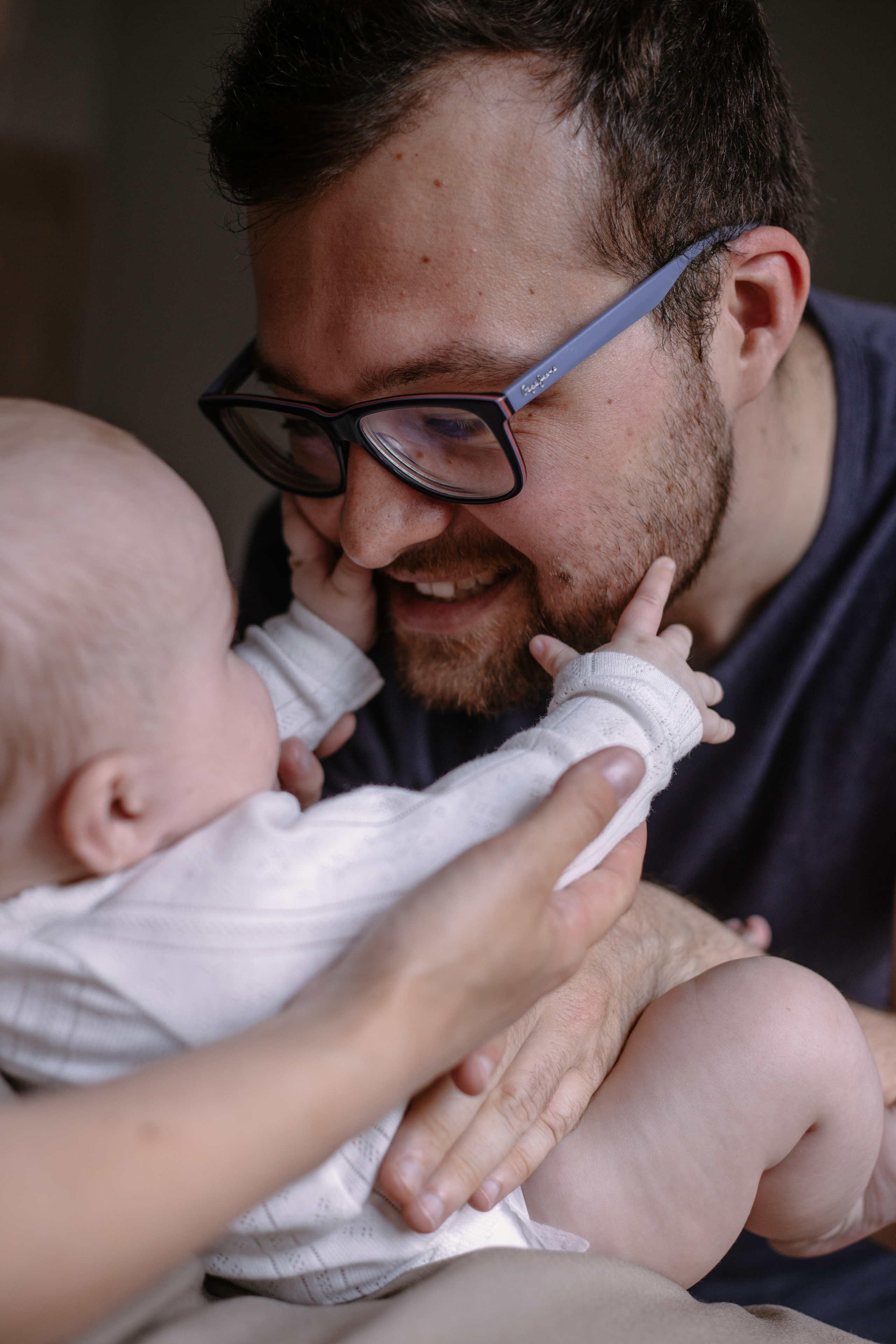 маленький тянет за бороду папу и очень счастлив