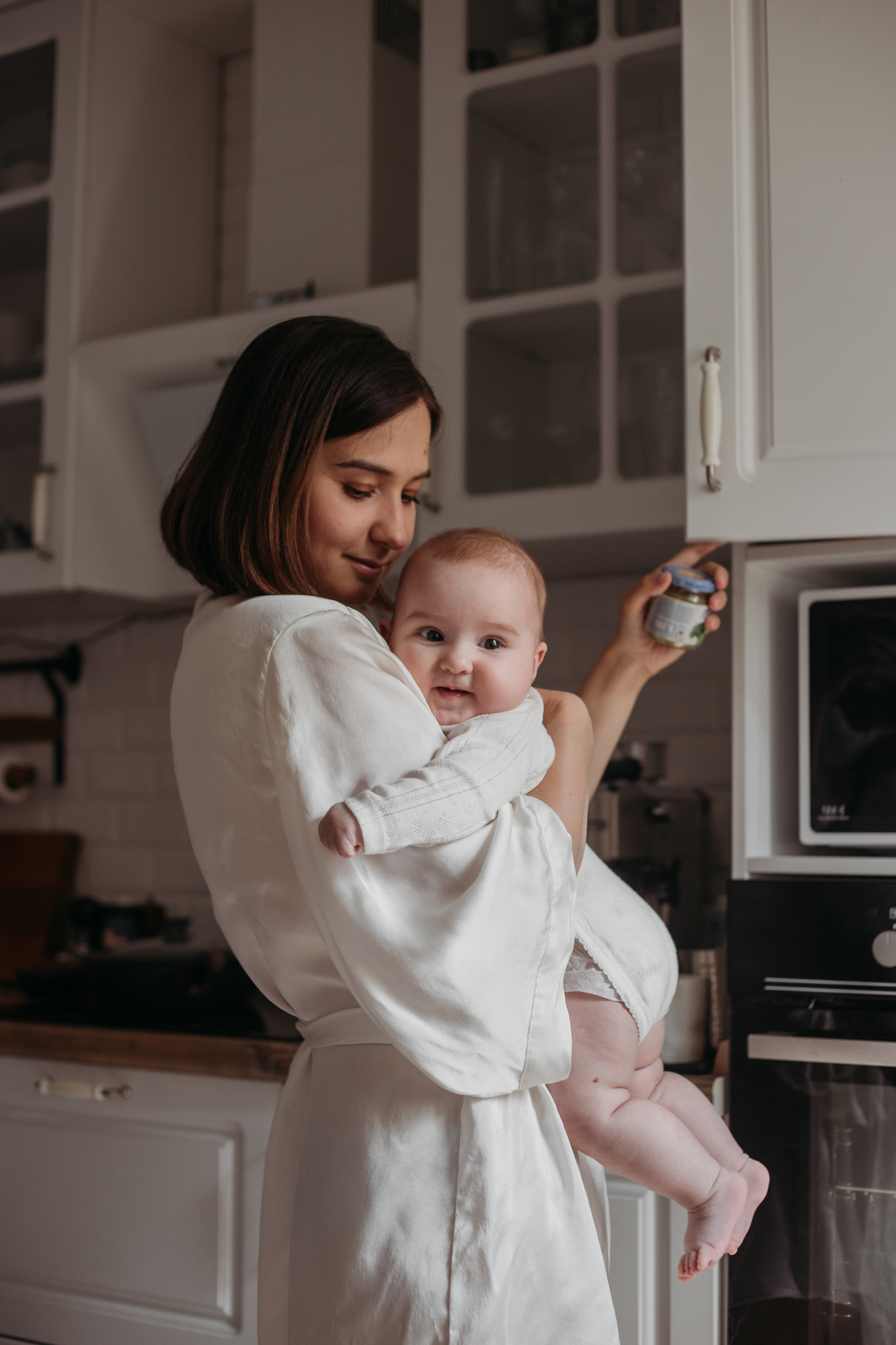 готовить с малышом на рукам не просто но очень интересно