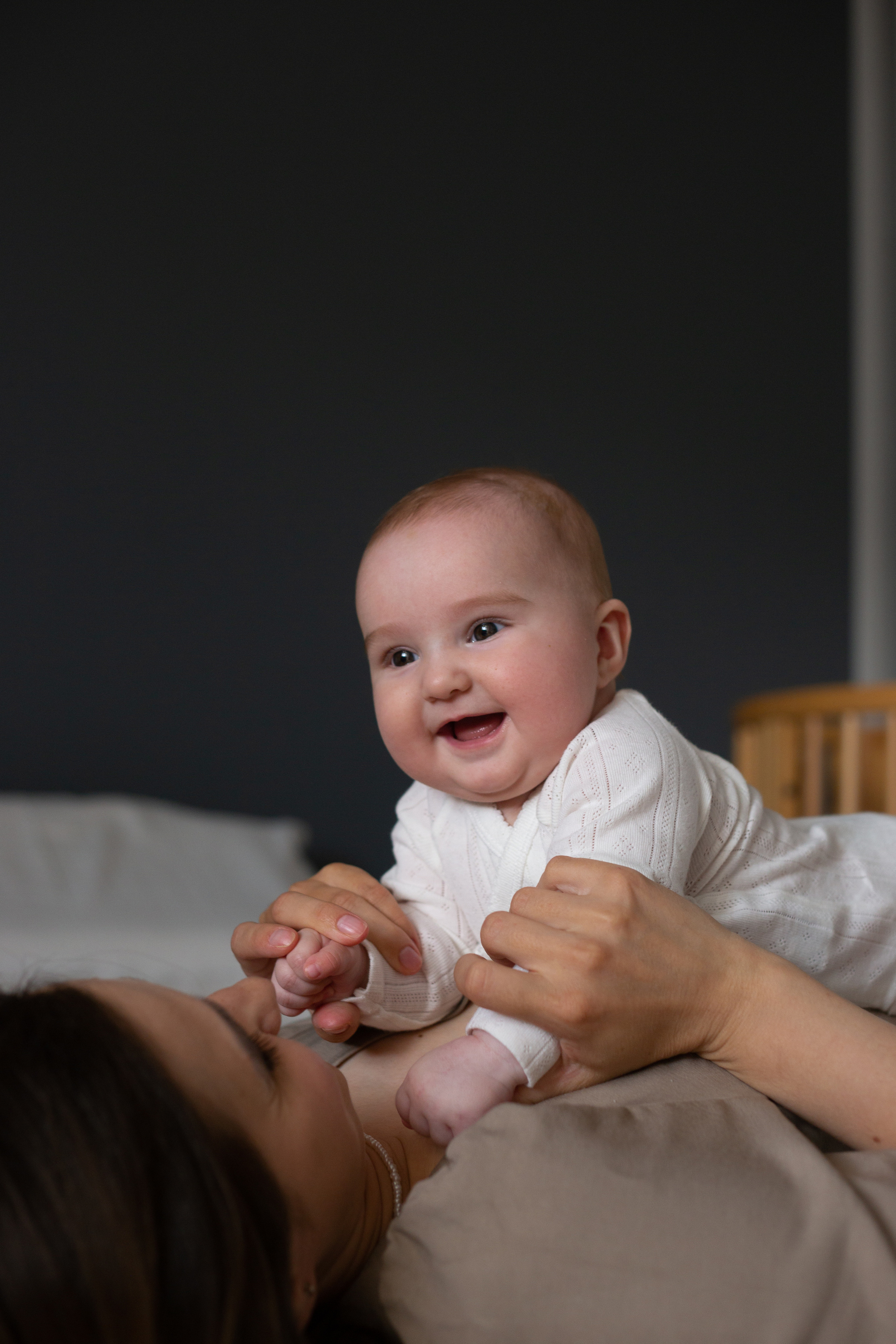 веселые потягушки с твердой опорой на ручки