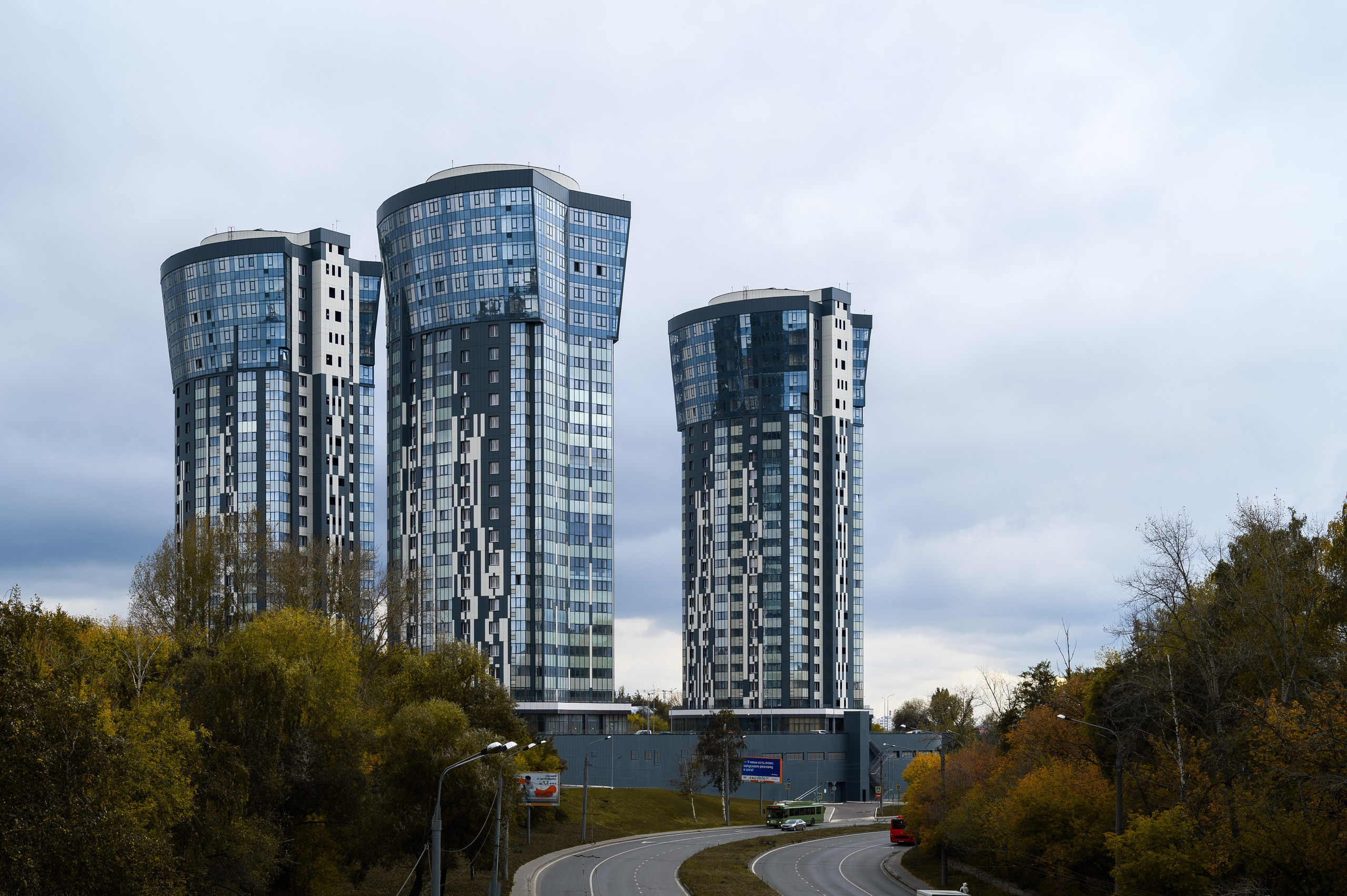 Общий вид жилого дома Авалон-Сити, 23 этажа, современный комфорт, композиция фасада и линии архитектурные