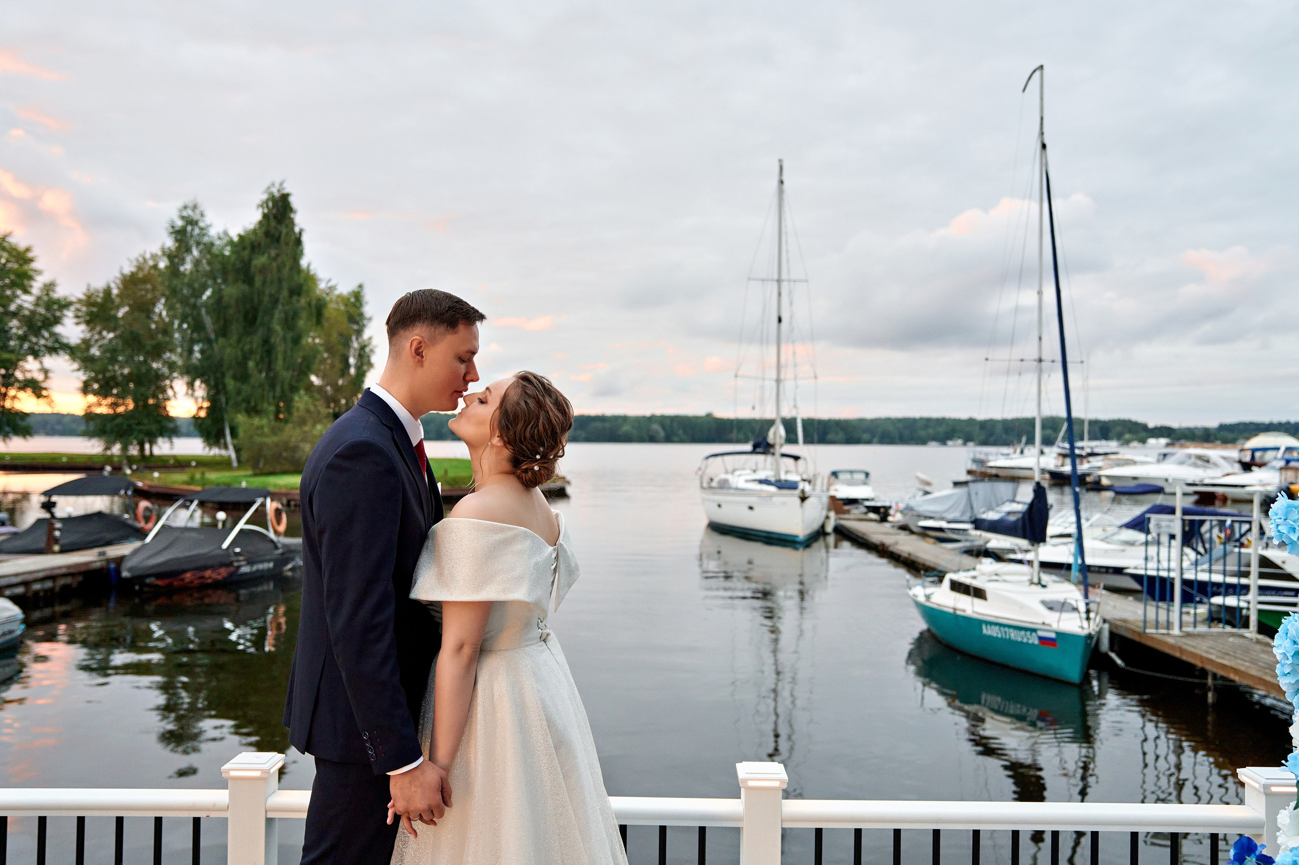 Нежная свадьба Антона и Софьи в яхт-клубе «Портофино». Фотограф Меняйло Евгений. Свадьба. Портрет. Репортаж. Семья. Контент