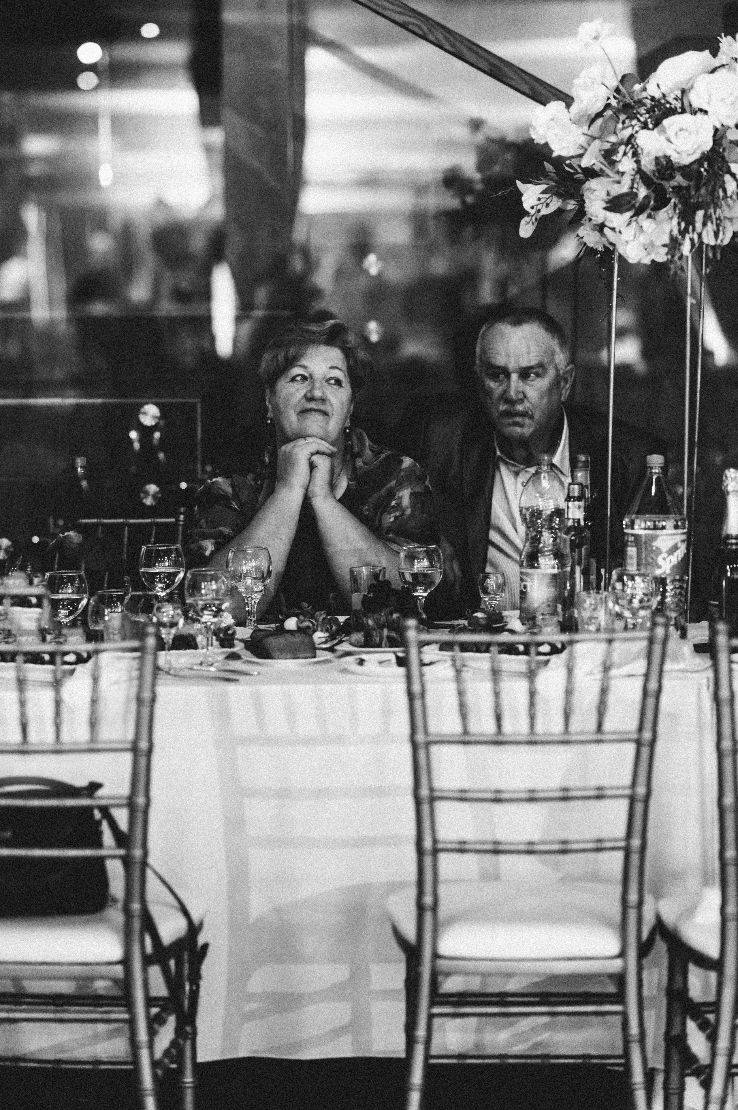 Черно-белая фотография гостей со свадьбы