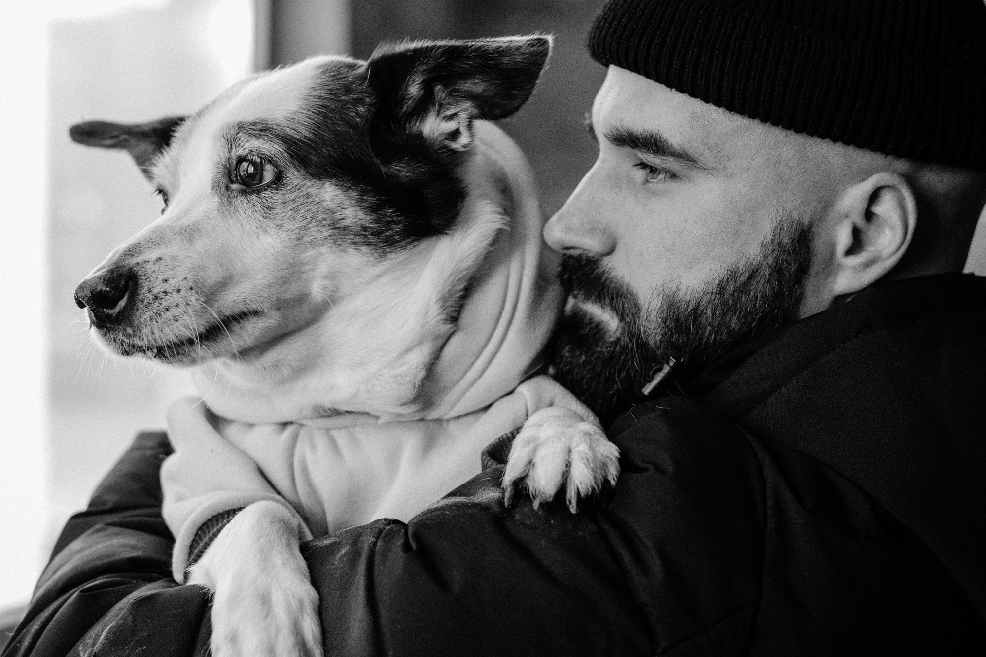 Мужской портрет на прогулке. Дружба человека и собаки в кадре.