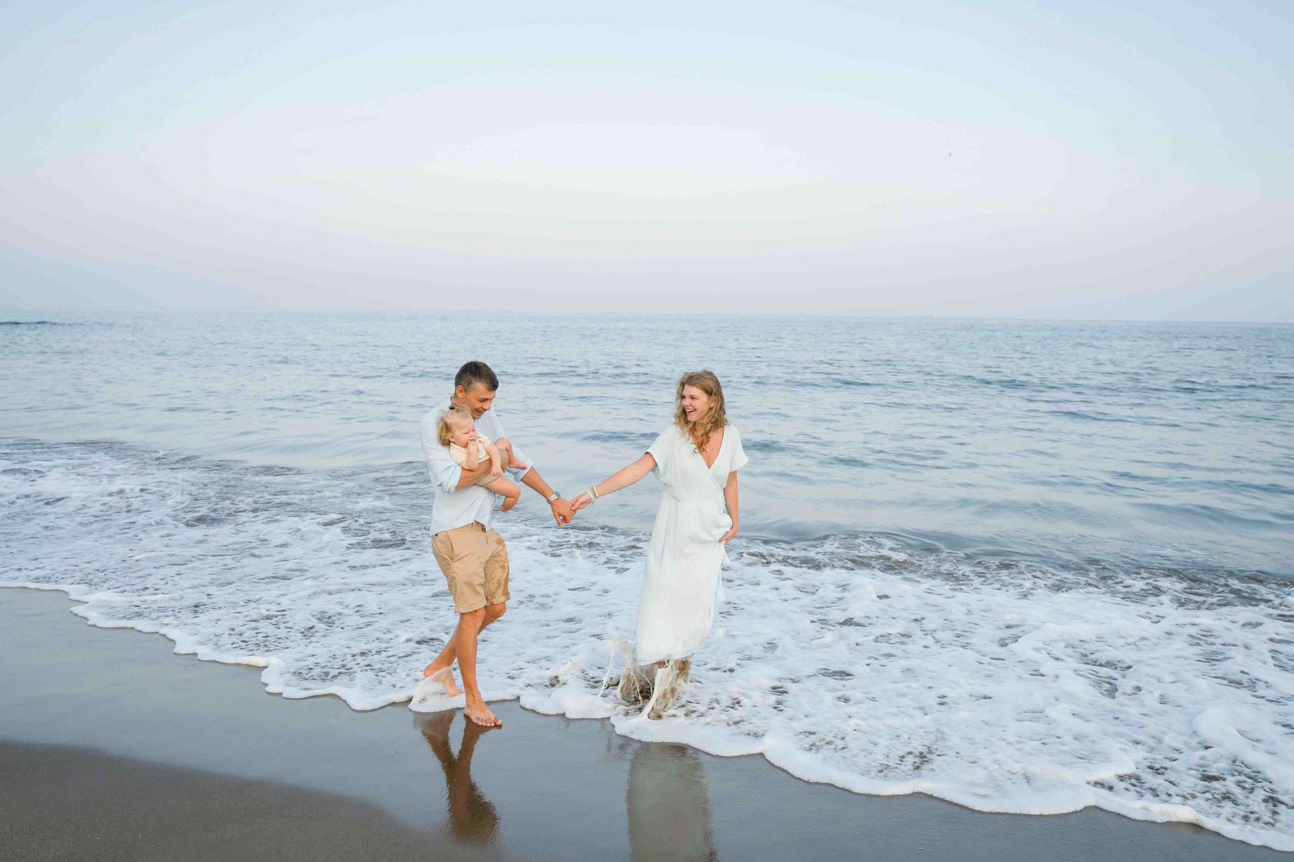 Family photographer in abu dhabi dubai sharjah fujeirah