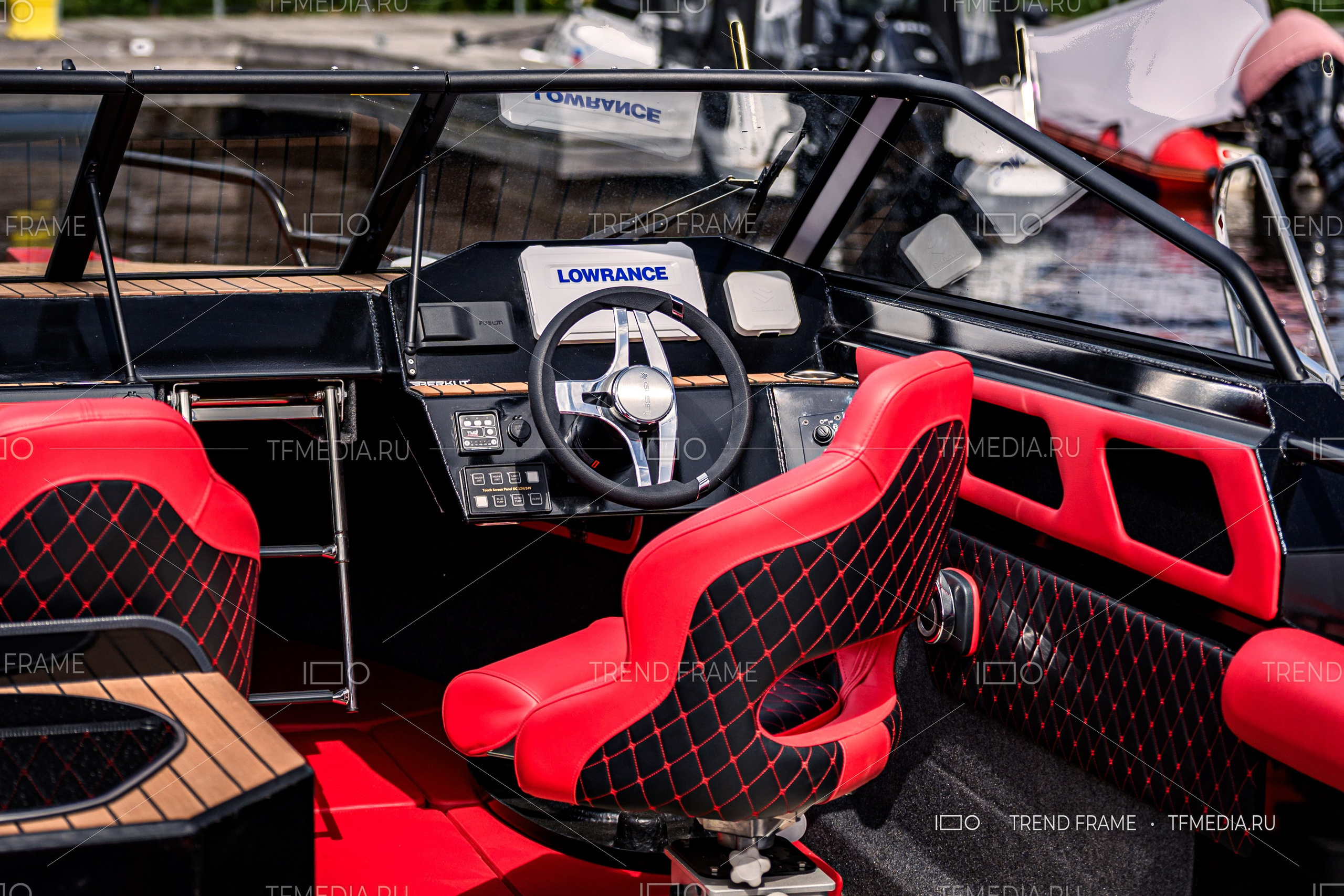 Интерьер лодки Berkut Active Series с фирменным рулём и отделкой сидений (TrendFrame, tfmedia.ru)