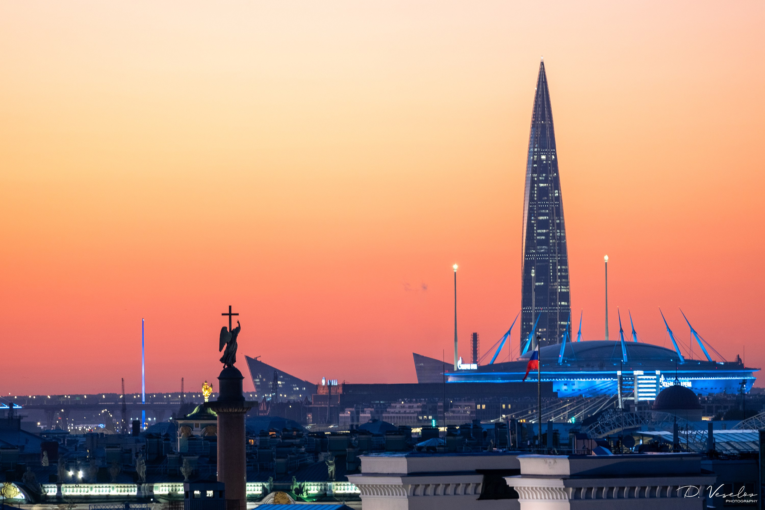 Вид на Лахту и ангела Александровской колонны. Очень символично т.к. на самом верху Лахта центра установлена копия ангела.