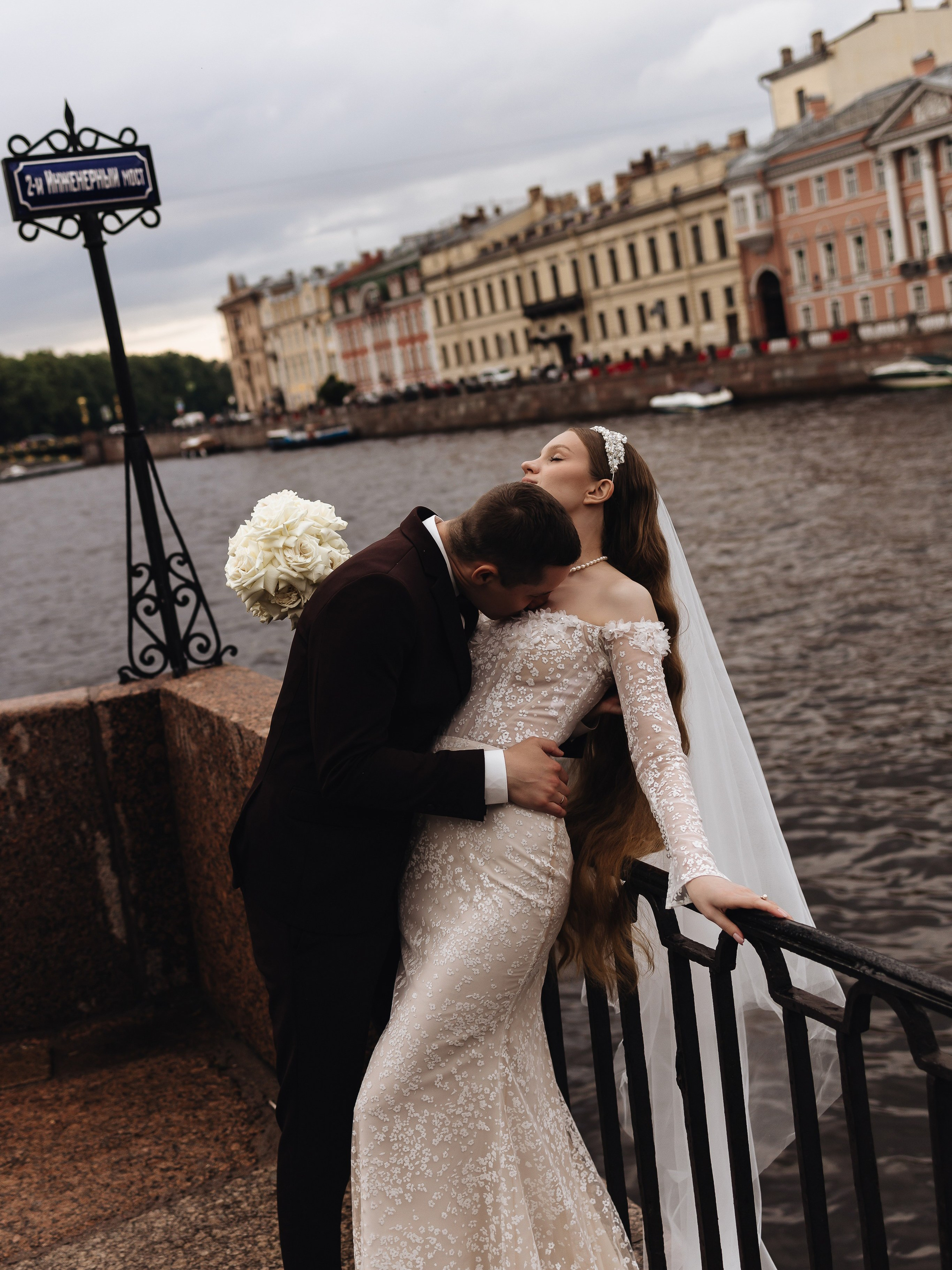 Камерная свадебная съёмка у Михайловского замка и в Инженерном сквере СПб. Тихие аллеи, набережная Фонтанки, виды на замок. Спокойные локации вдали от туристов, рядом с Вторым дворцом бракосочетания