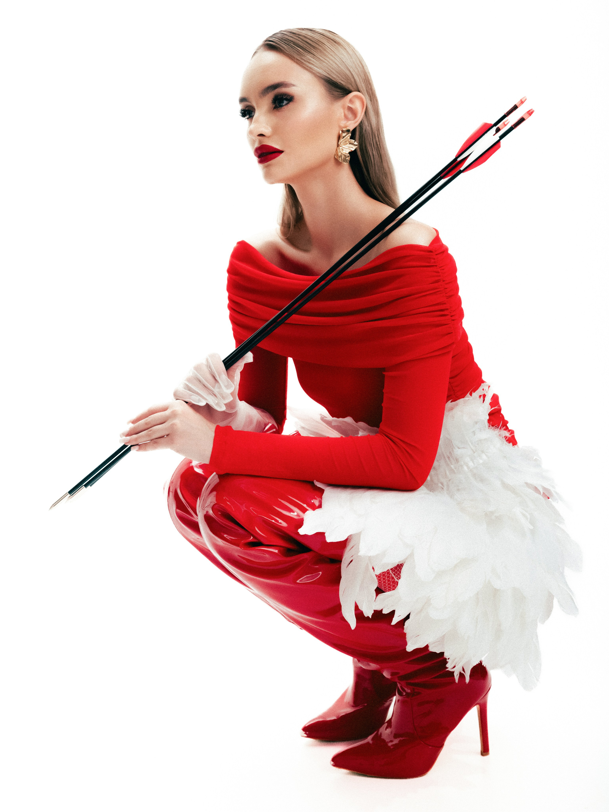 Модная фотосессия девушки в чёрном платье — премиальный женский портрет