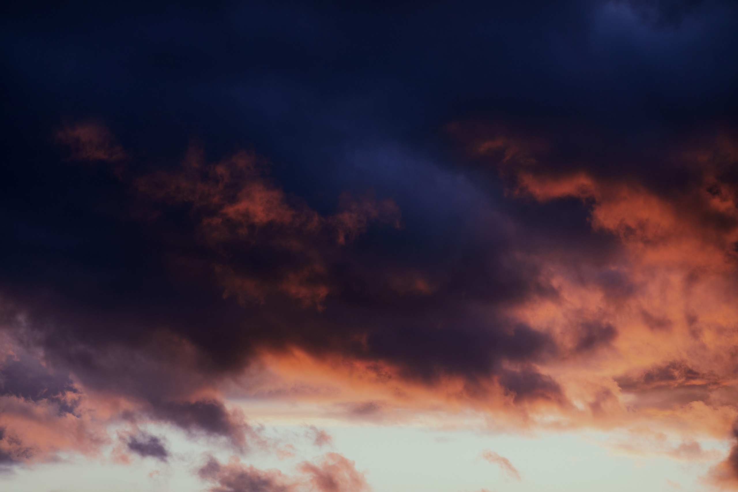 Красивое небо после заката - горизонтальная фотография