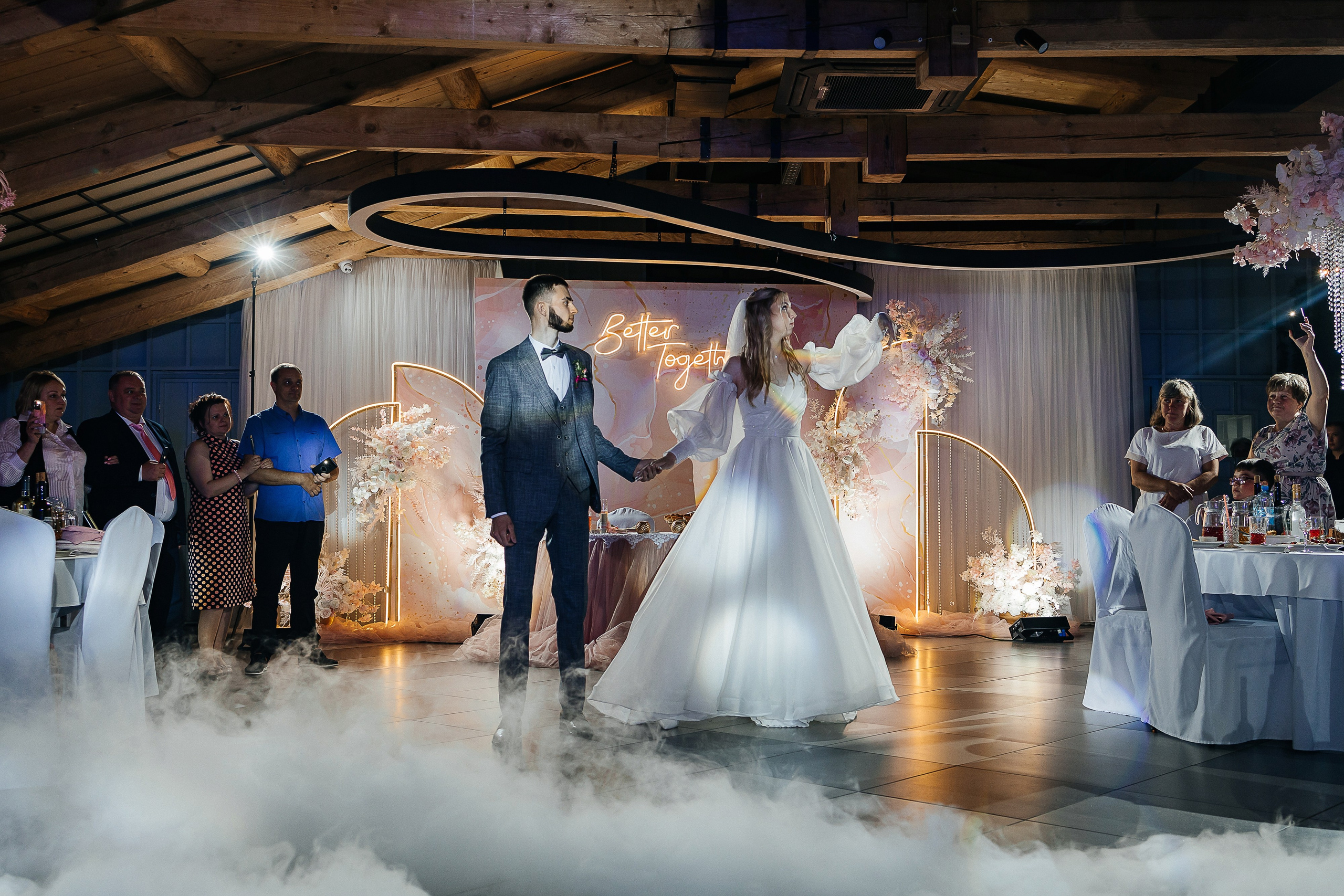 Чувственная первая встреча пары в отеле. Олег Сверчков | Свадебный фотограф Вологда