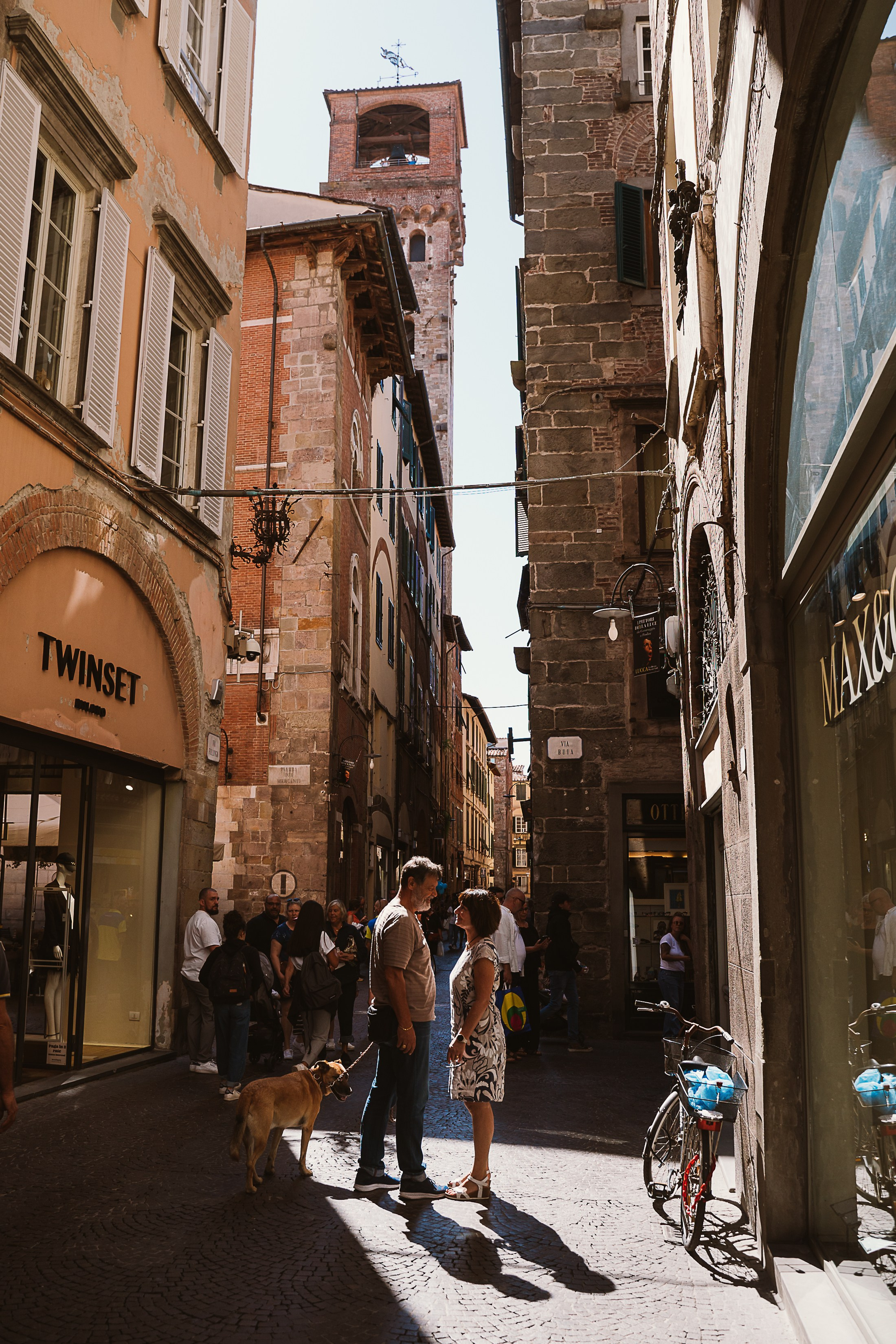Fotografia Love Story a Lucca, Toscana). Family Lifestyle Photographer in Lucca, Italia