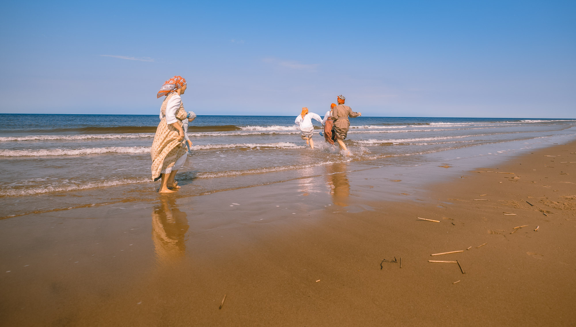 Жёнки по морю гуляли. Село Нёнокса. Фотограф — путешественник Светлана Романовская