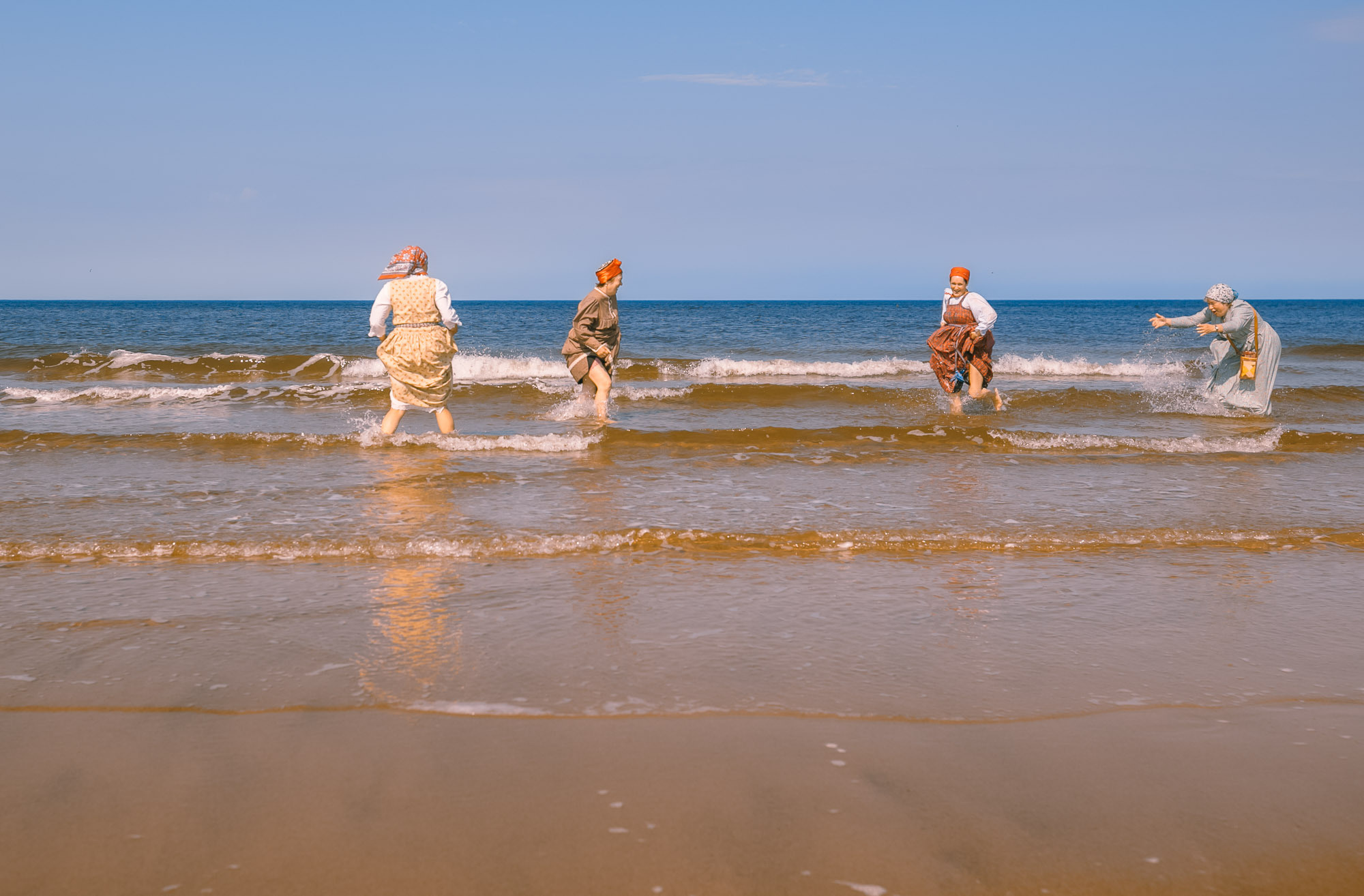 Жёнки по морю гуляли. Село Нёнокса. Фотограф — путешественник Светлана Романовская