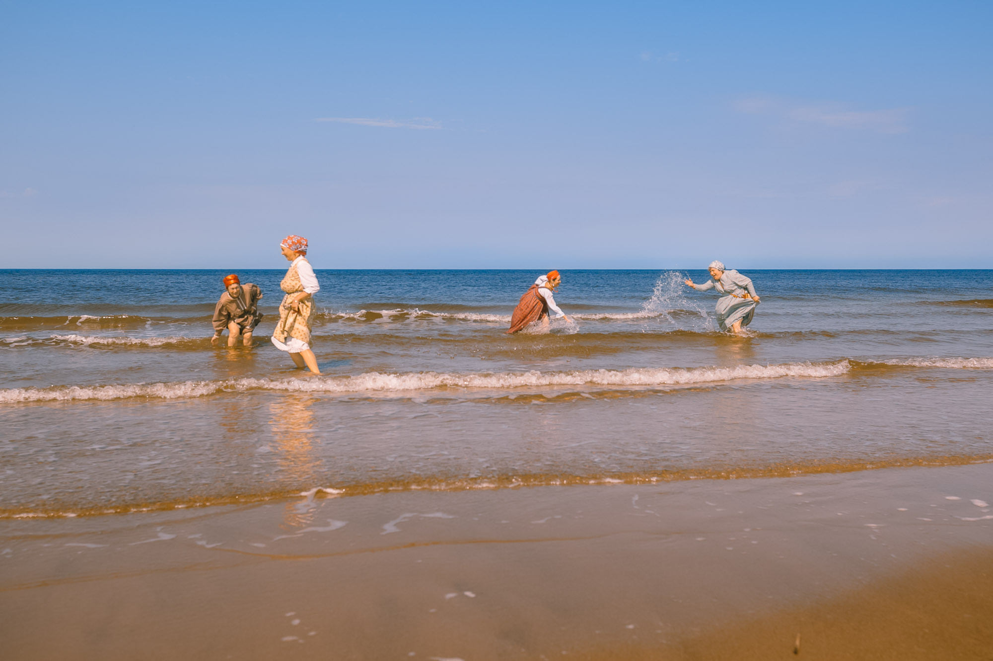 Жёнки по морю гуляли. Село Нёнокса. Фотограф — путешественник Светлана Романовская
