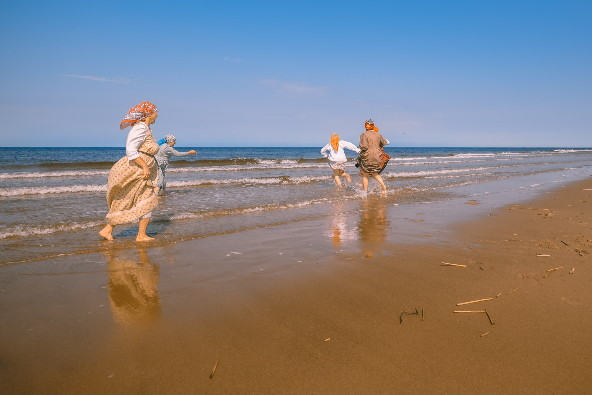 Жёнки по морю гуляли. Село Нёнокса. Фотограф — путешественник Светлана Романовская