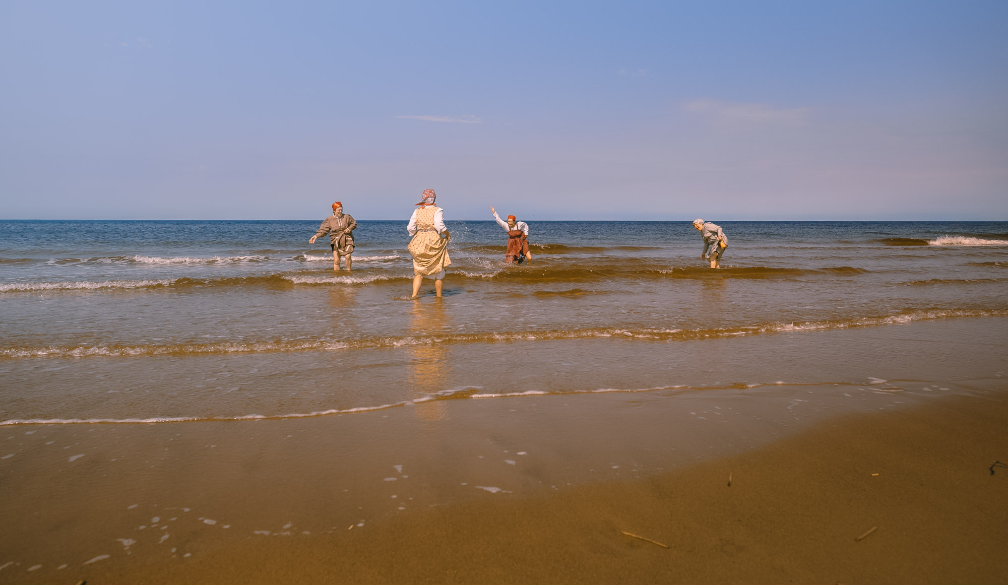 Жёнки по морю гуляли. Село Нёнокса. Фотограф — путешественник Светлана Романовская