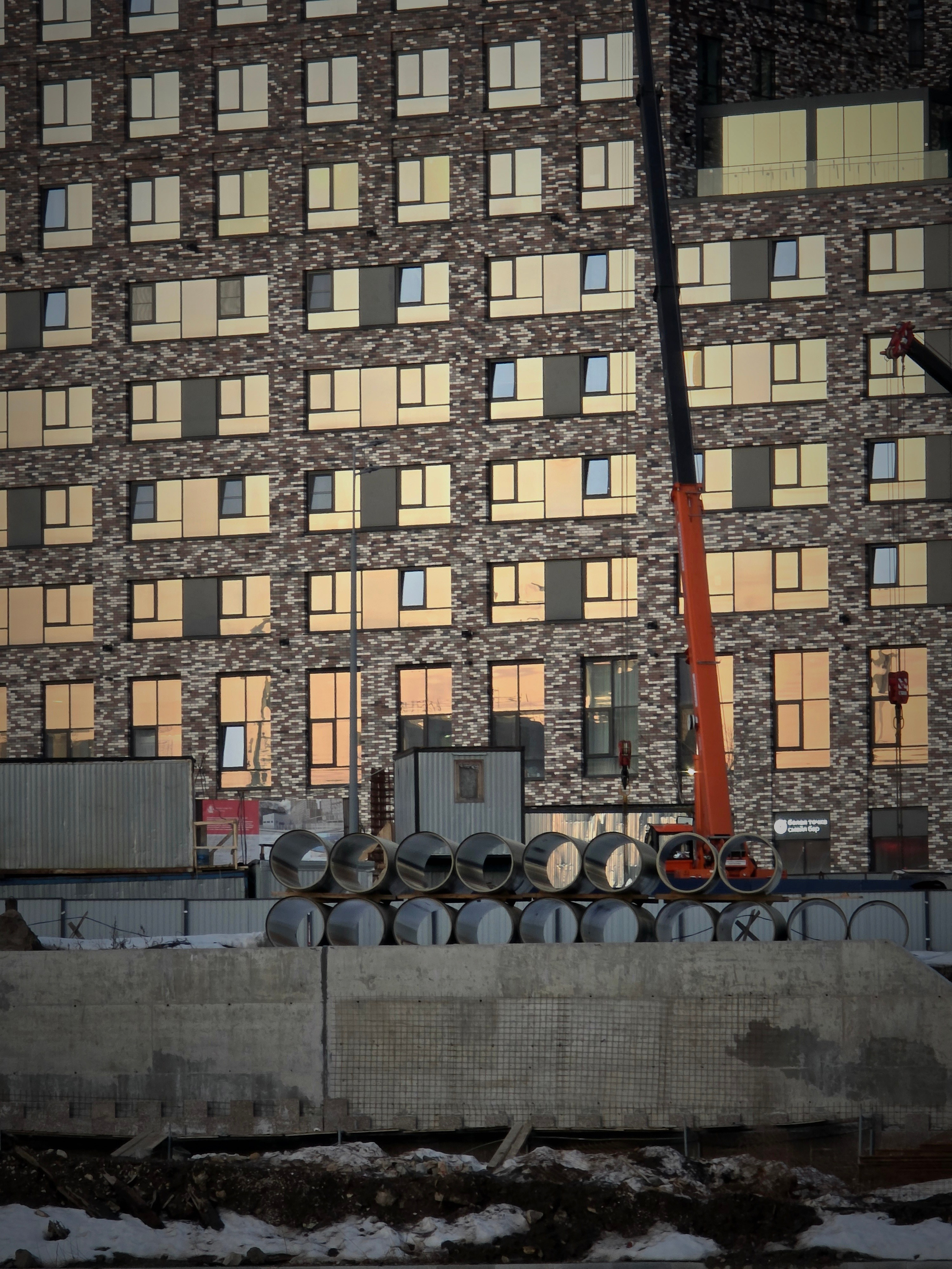 А пока - кипит стройка