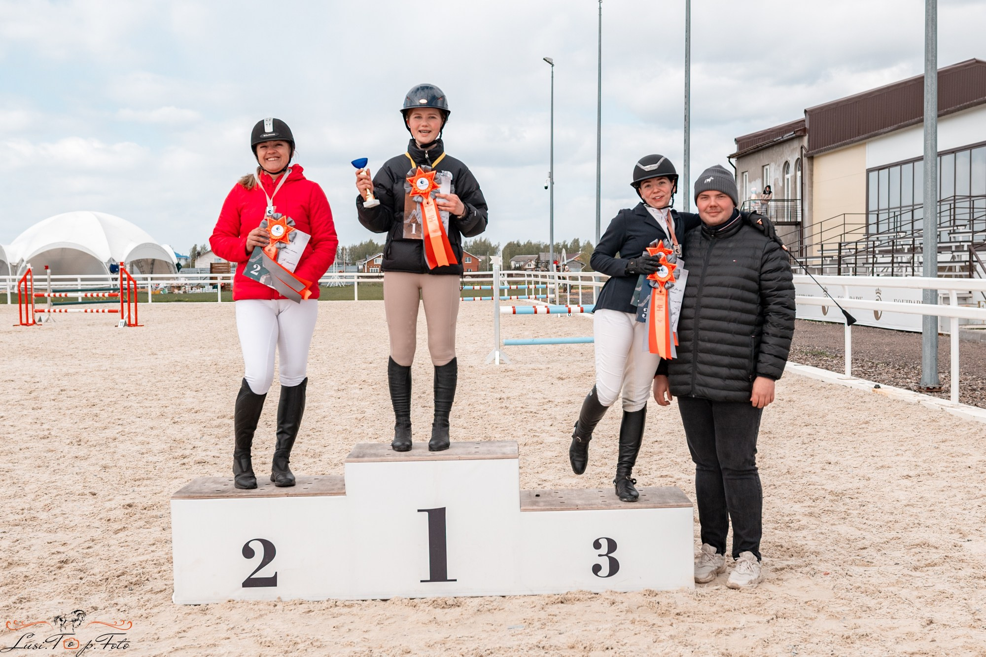 Кубок Победы конного Клуба EQUIPARK по конкуру. Конный и фотограф с животными в Твери Топталова Люся