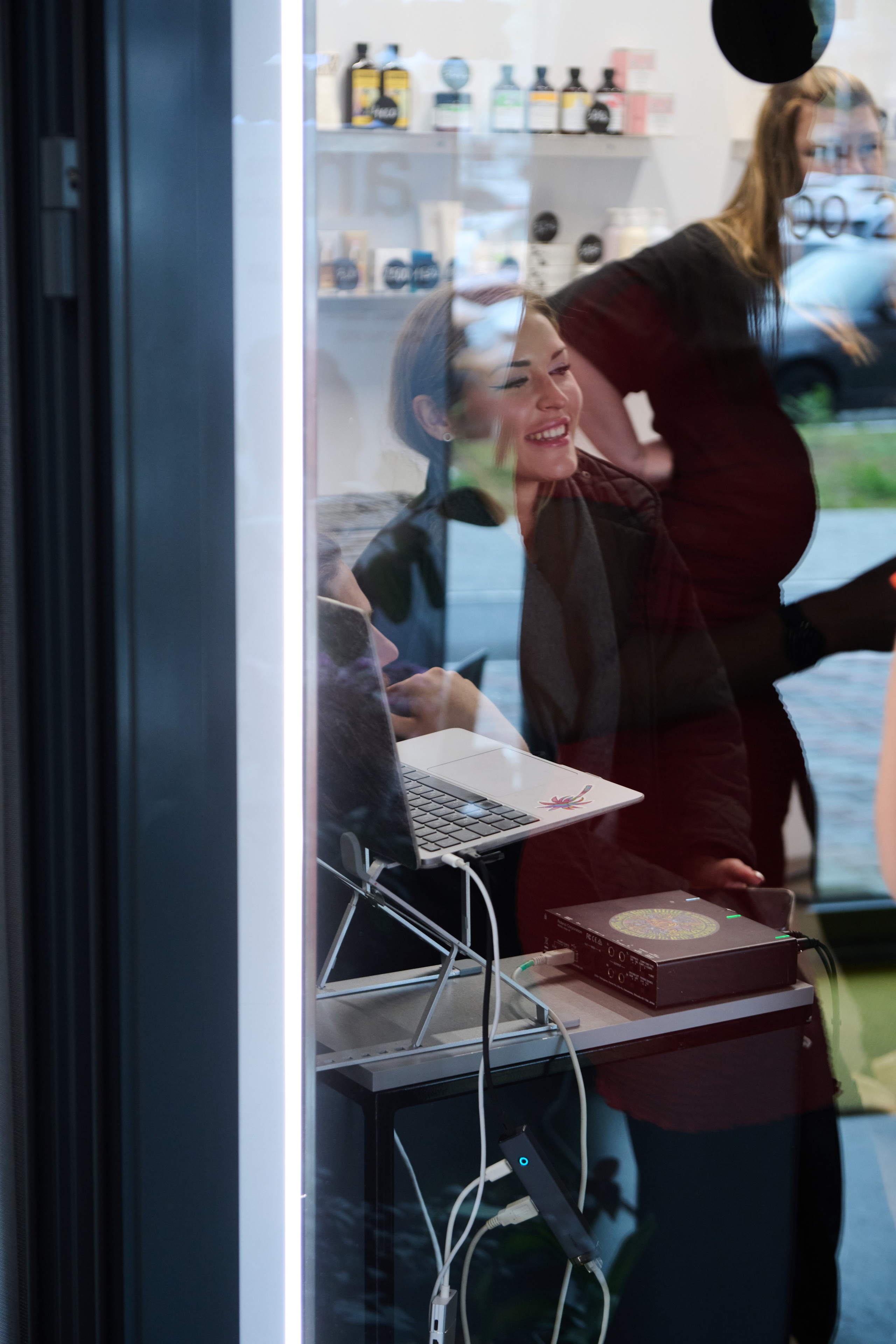 Фотосессия в салоне красоты. Подготовка моделей к съемкам. Репортажный и семейный фотограф — Шелихов Сергей