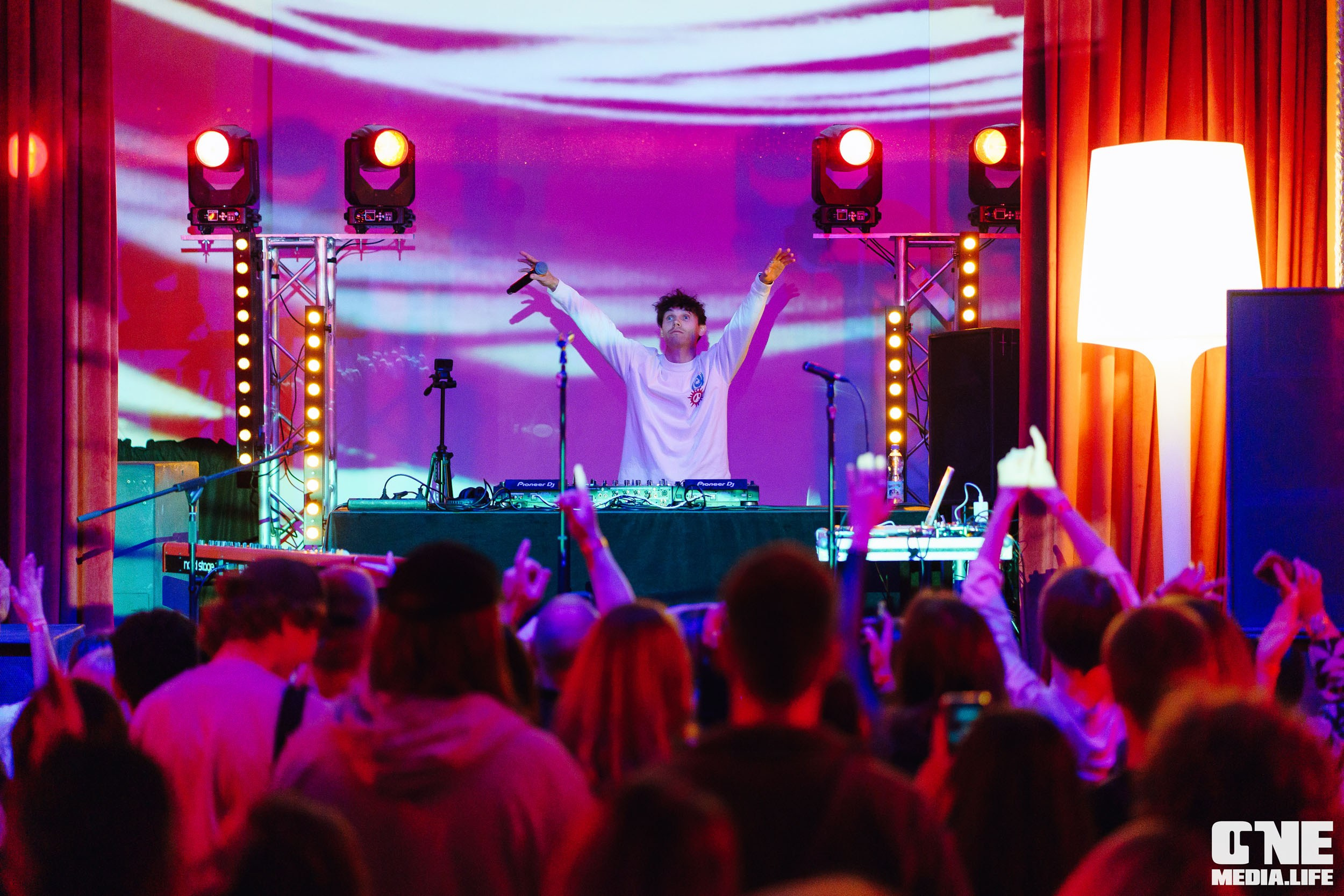 Фоторепортаж из клуба UNIVERSAL. One Media Life: фоторепортажи, фотоотчеты с мероприятий и заведений