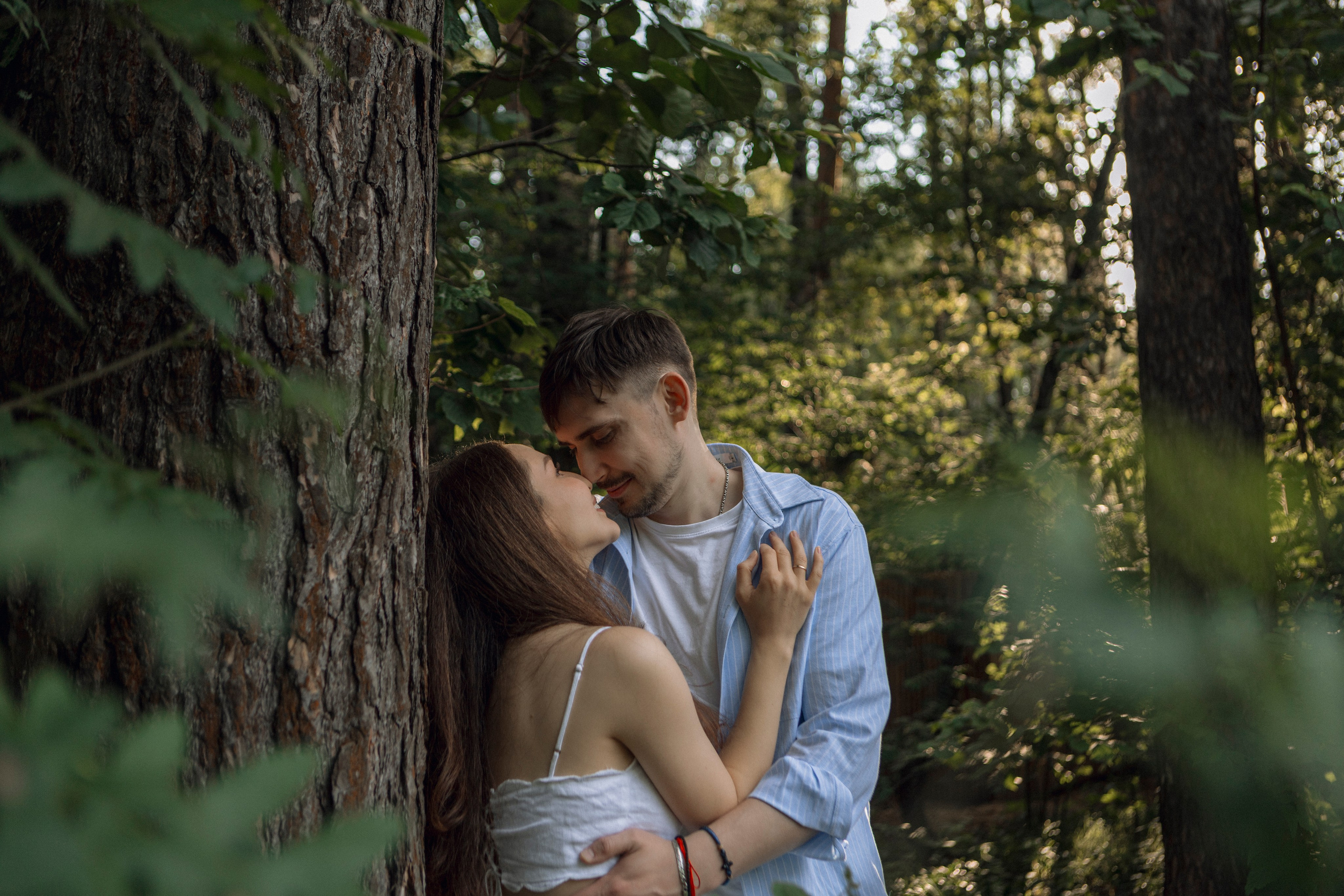 Семья на пледе с фруктами и цветами, фотосъёмка летом в Москве