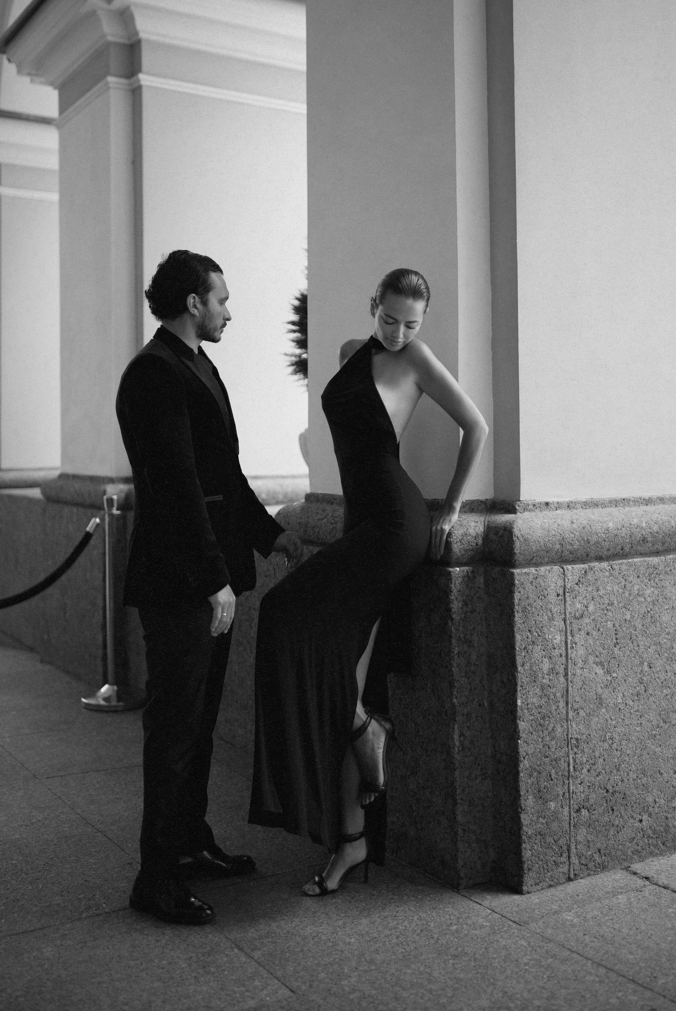 Свадебный фотограф в Москве и СПб — элегантная пара в архитектурном пространстве
