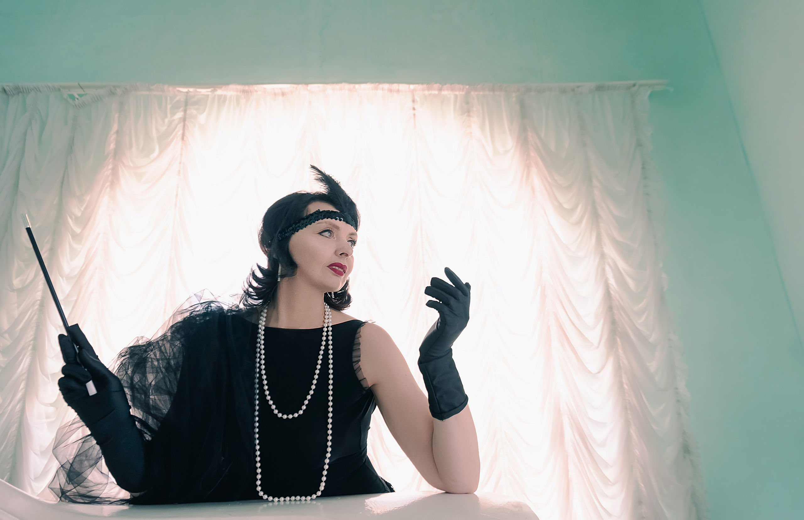 Девушка в стиле ретро, винтаж, Гэтсби на лестнице перед окном.