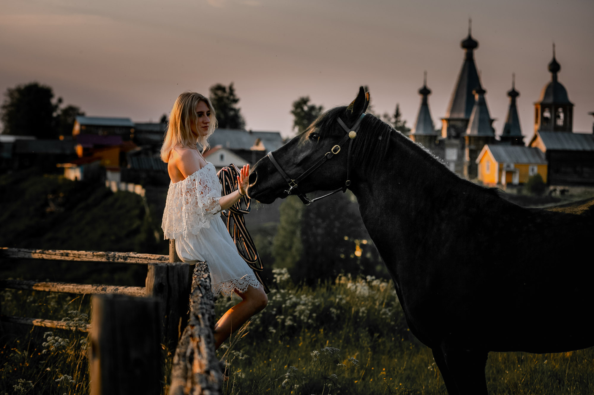 Конная фотосессия с Валерией. Летний закат. Село Нёнокса. Фотограф — путешественник Светлана Романовская