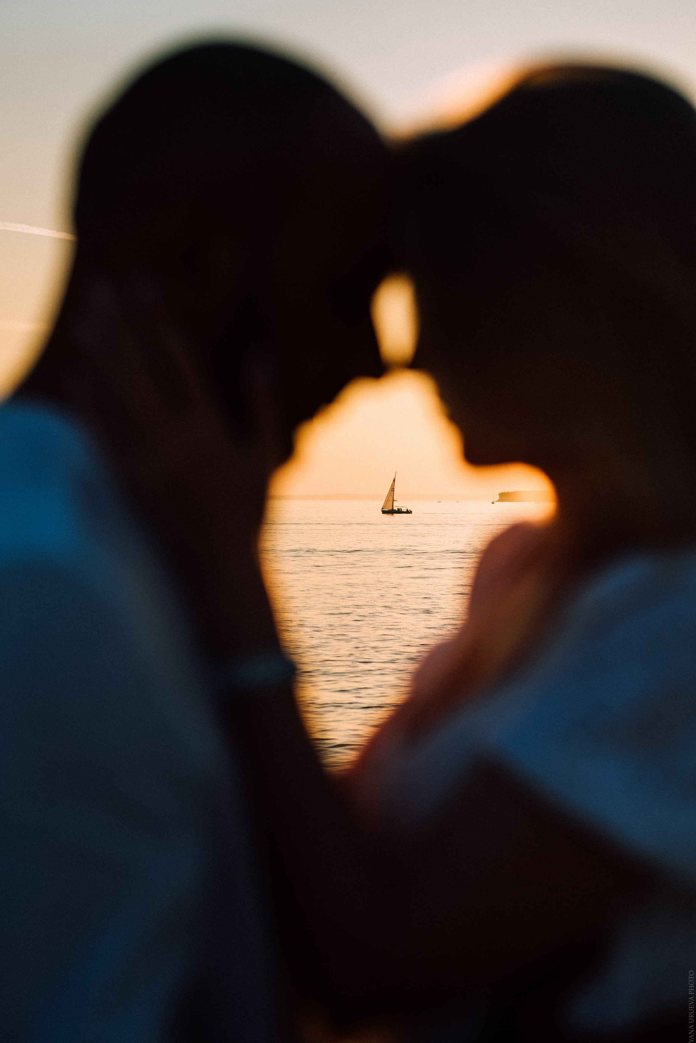 Яхта на фоне заката и пара обнимается