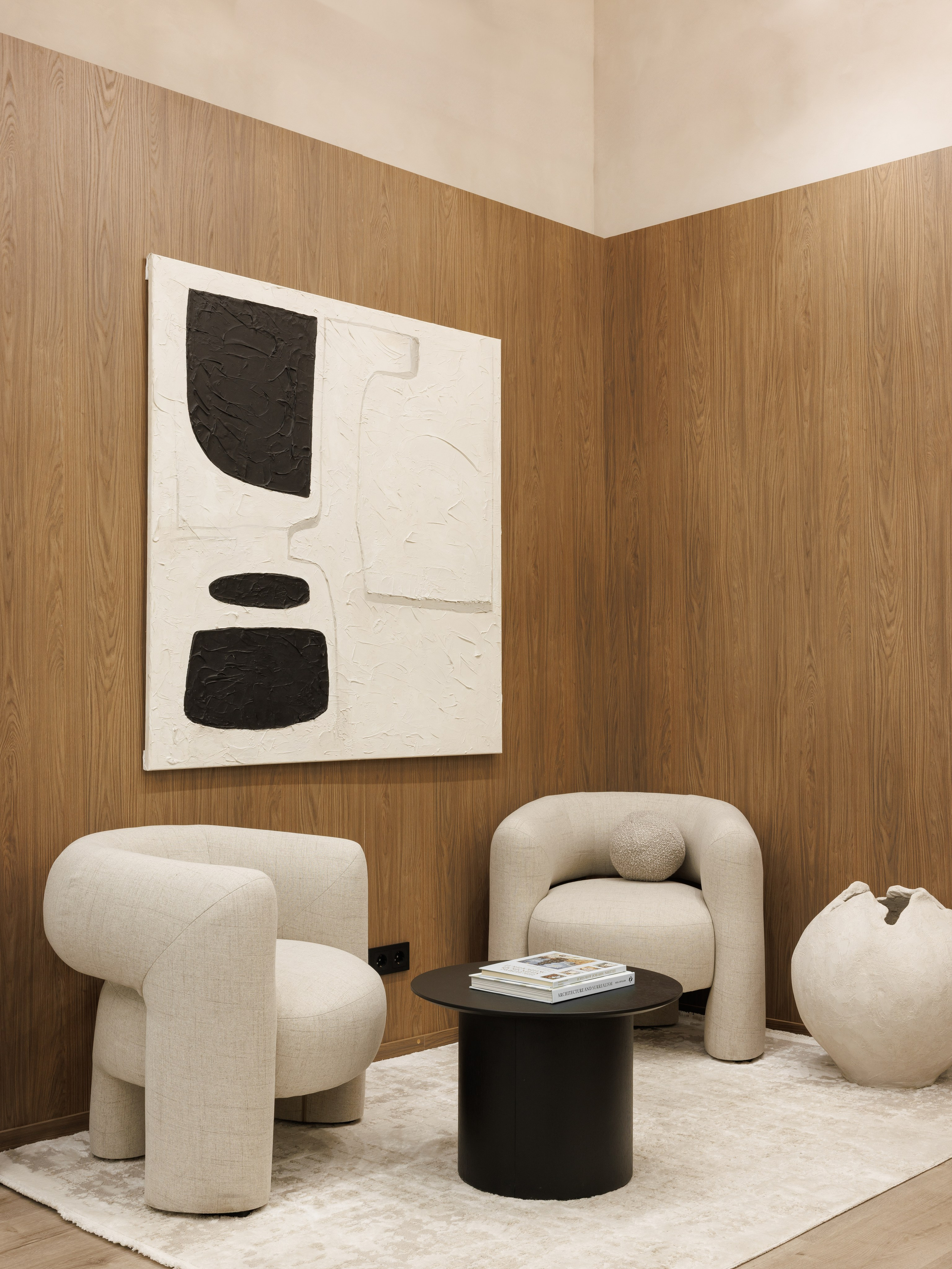 Авторская мебель на заказ в интерьере бутика — сочетание северной эстетики и современной модульной структуры