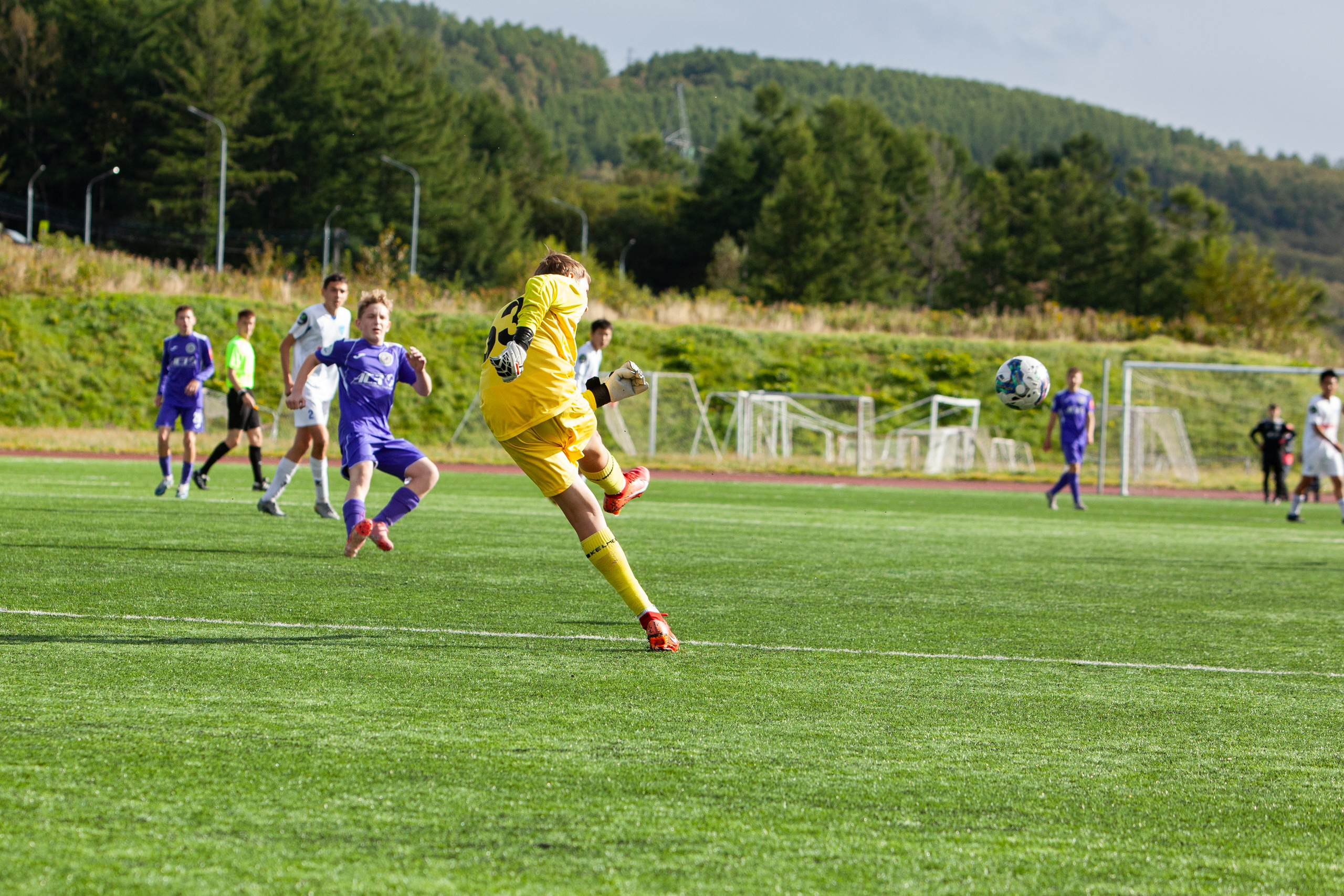 Матч юношеской футбольной лиги между командами СШ «Сахалин» и «СШОР № 1» (Комсомольск-на-Амуре). Кутузов Евгений Фотограф в Южно-Сахалинске