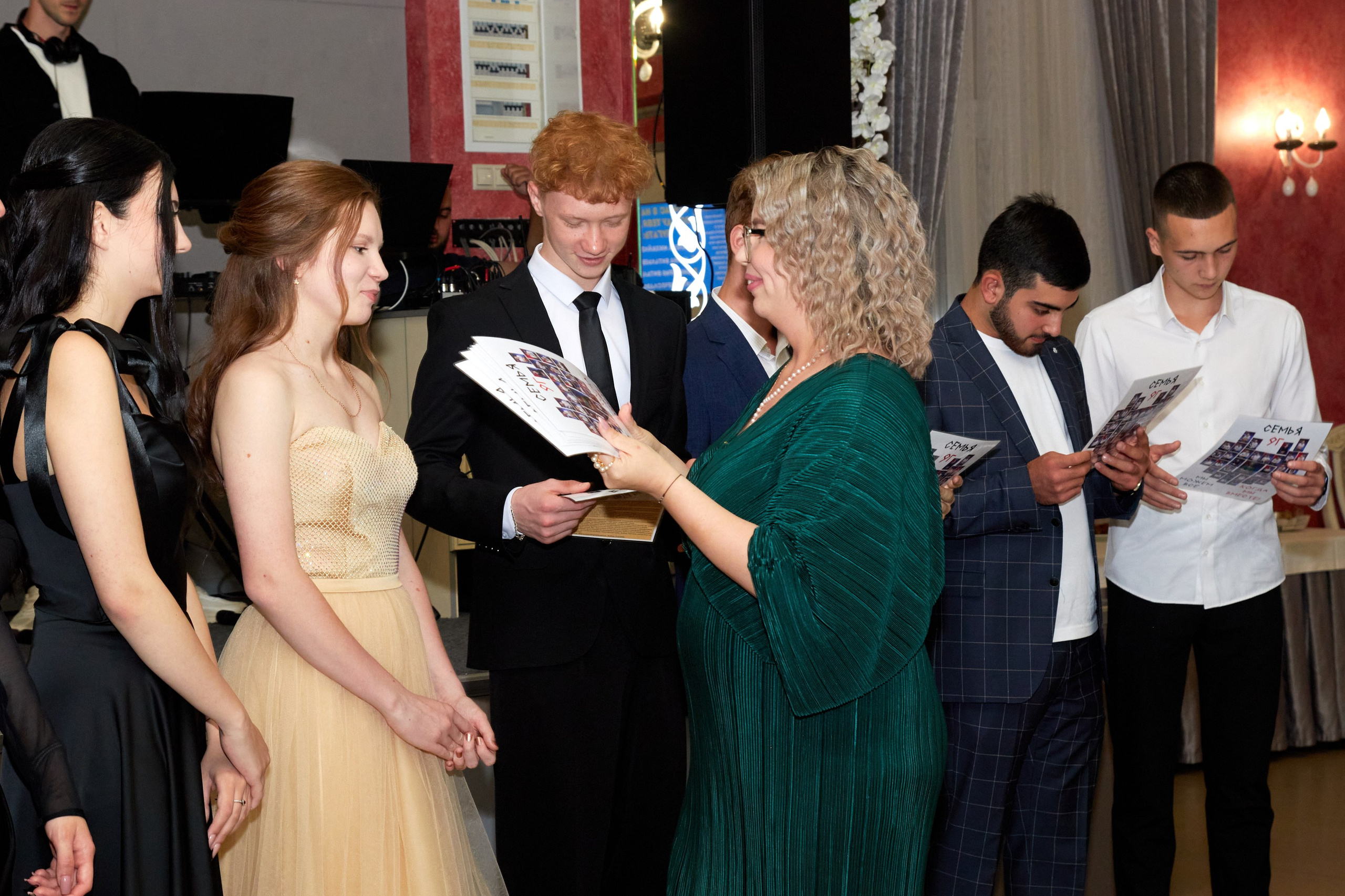 Торжественная часть выпускного: вручение аттестатов и выступление учителей