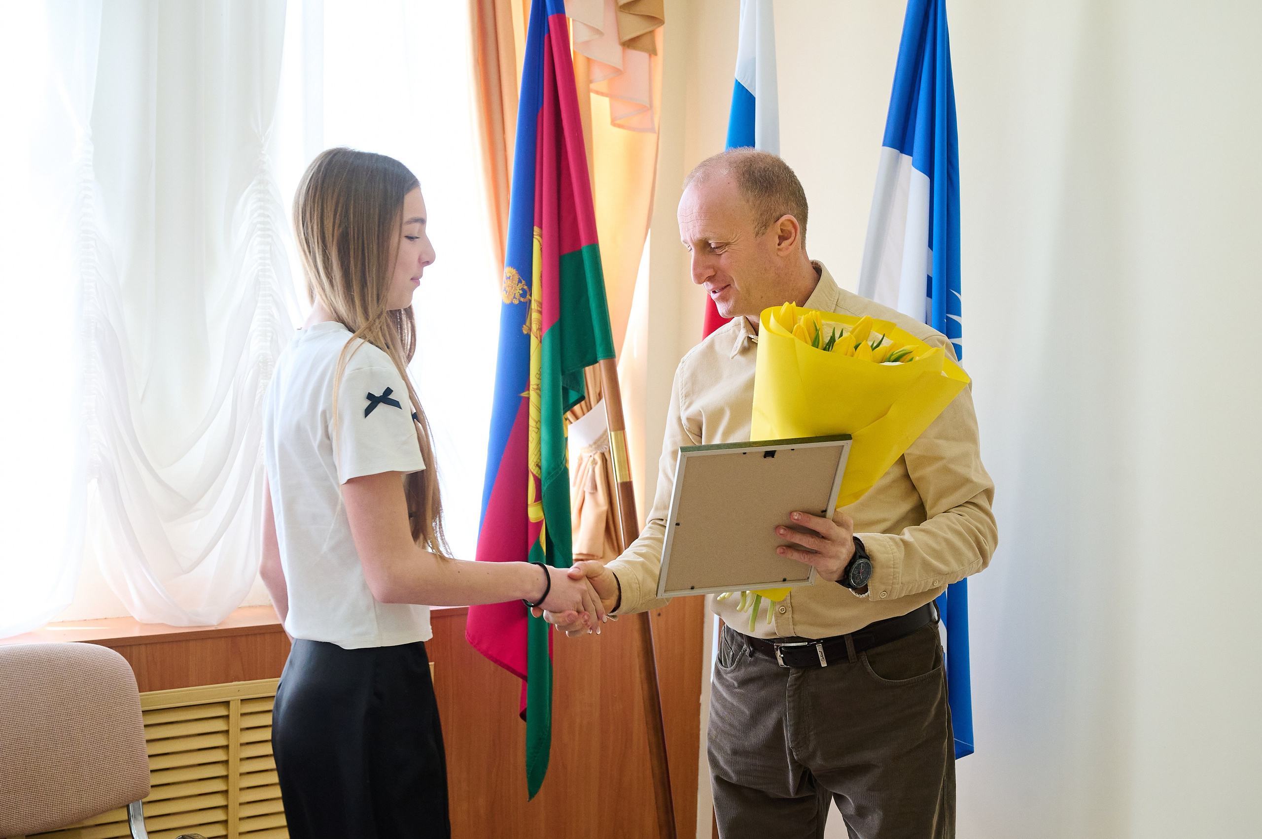 Поздравления девочкам Кабардинки от Главы округа Кялова Г.Е. Жизнь курорта Кабардинка в фотографиях