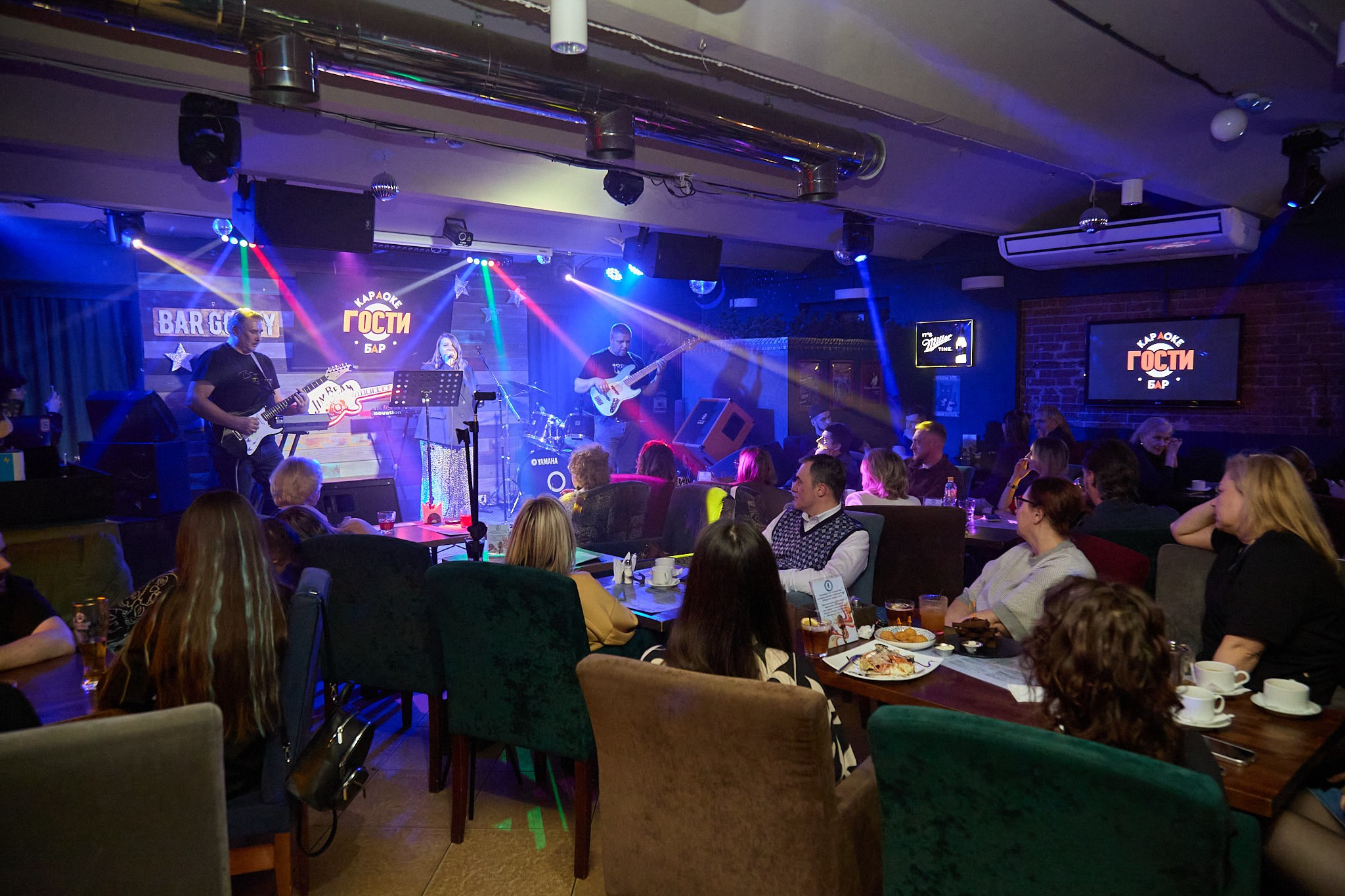 Концерт в баре «Гости». Фотограф Омск | Александр Вандеров