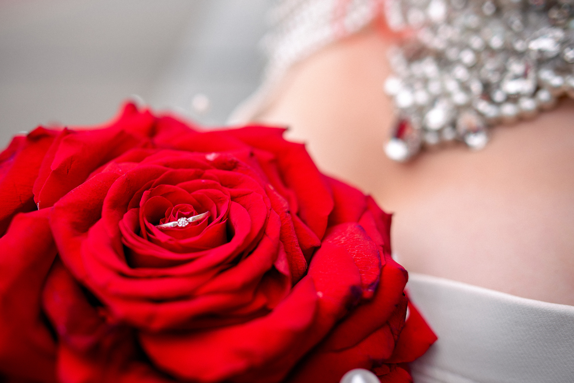 Нежная встреча на вокзале Юлии и Ивана. Свадебный Фотограф Минск || Фото и Видеосъёмка Минск || Другие города