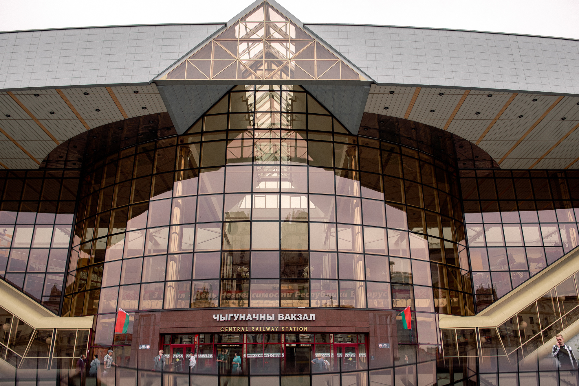 Нежная встреча на вокзале Юлии и Ивана. Свадебный Фотограф Минск || Фото и Видеосъёмка Минск || Другие города