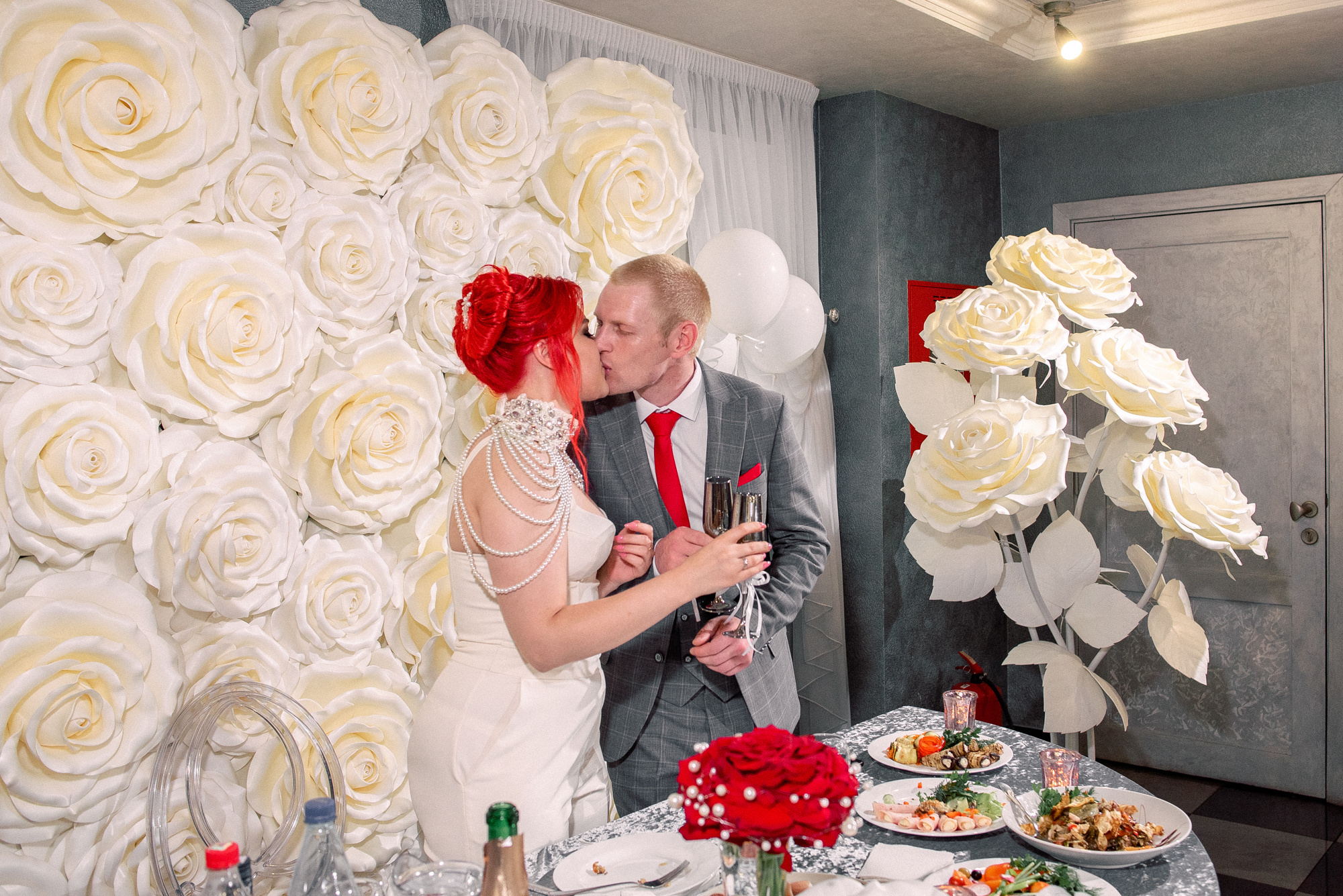 Нежная встреча на вокзале Юлии и Ивана. Свадебный Фотограф Минск || Фото и Видеосъёмка Минск || Другие города