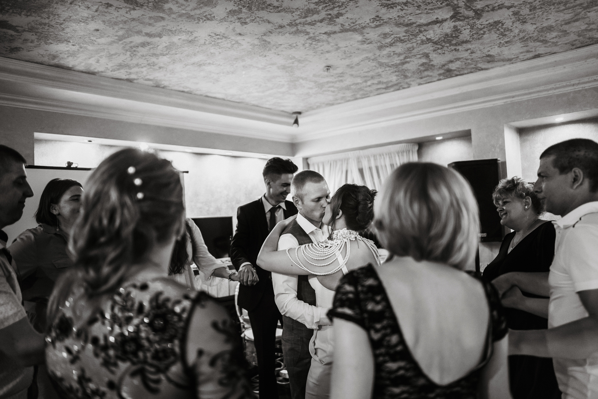 Нежная встреча на вокзале Юлии и Ивана. Свадебный Фотограф Минск || Фото и Видеосъёмка Минск || Другие города